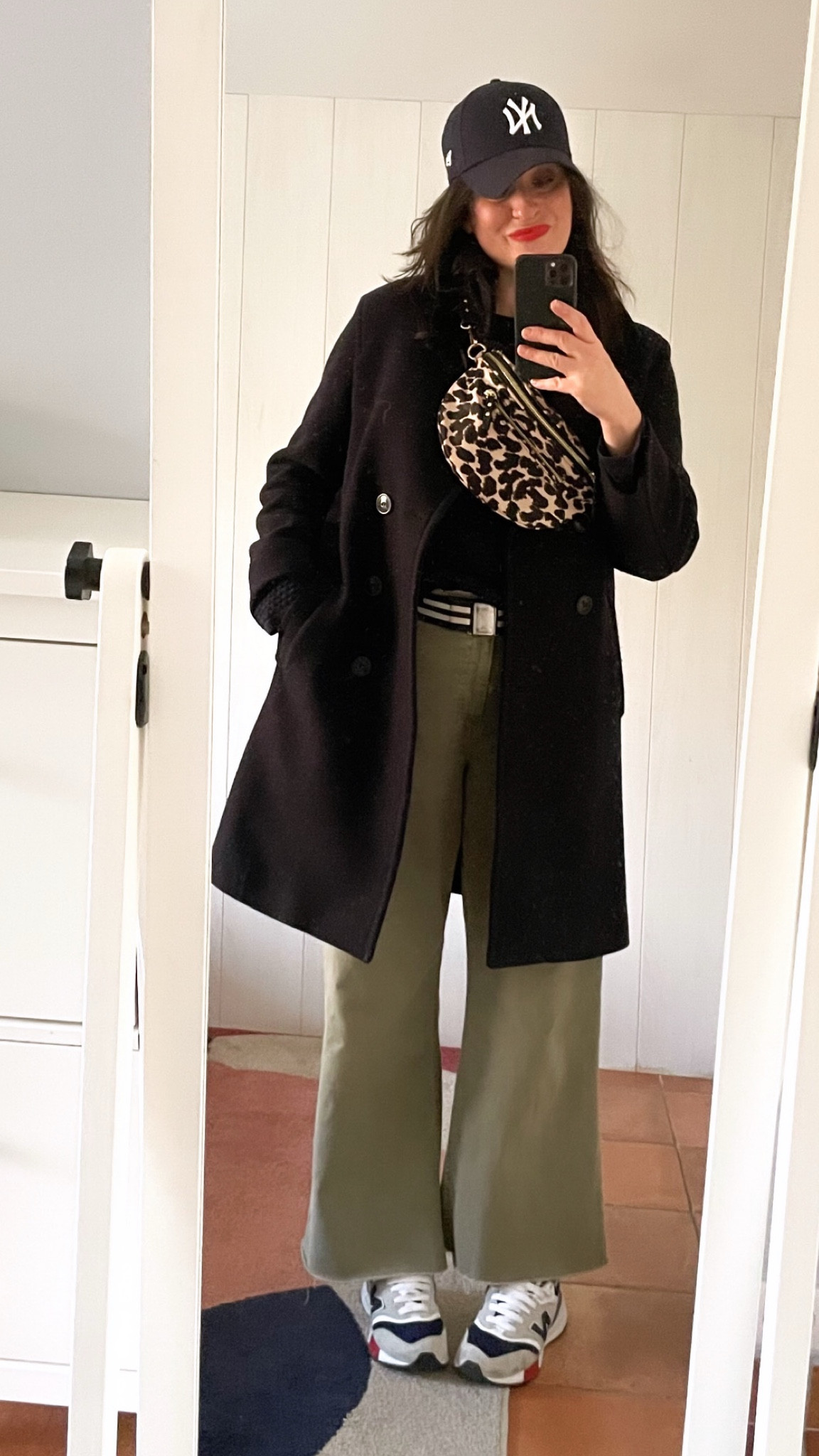 . Caban en laine bleu marine #pablo (en lien + similaire) 
. Pull en maille texturée bleu marine #cos (similaire, en lien)
. Banane léopard #petitemendigote (en lien) 
. Ceinture en toile rayée #hm (similaire, en lien) 
. Jean flare crop "Catherine" #mango (autre coloris, en lien) 
. Casquette "Yankees" bleu marine (en lien) 
. Runnings U997R #newbalance (en lien)
. Rouge à lèvres mat "Feed the flame" #revlon (en lien) 

#LTKmidsize #LTKwinter #LTKfrance