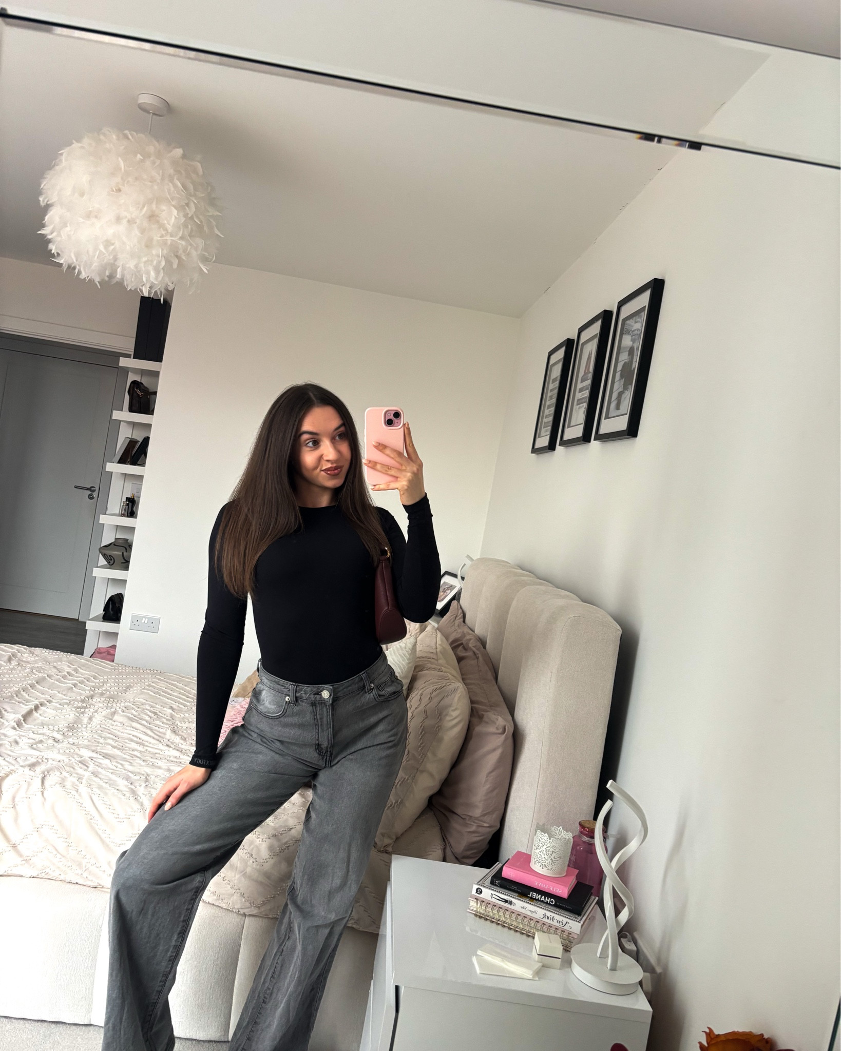 Soft tones, statement bag 🍒🍂✨

Top - @savagexfenty 
Jeans - @boohoo discount code ‘FAYEIZZE’
Bag - @jwpei_official 


#autumnoutfits #autumnoutfitideas #autumnoutfits2025 #outfitinspo #outfitinspiration #casualoutfitideas 



#LTKjeans #LTKautumn #LTKstyletip