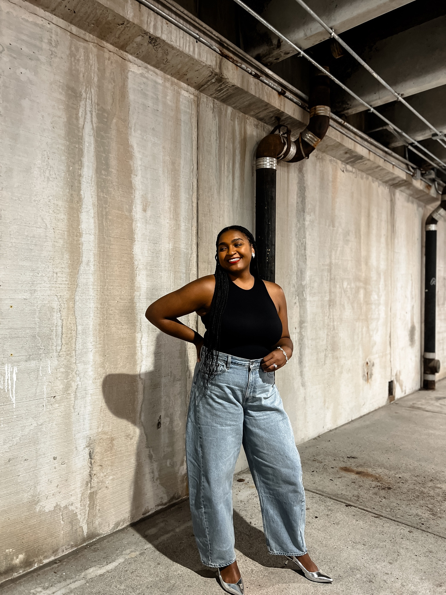 me 🤝🏾 barrel jeans 

#WeGotClothesAtHome Day 3

I wasn’t sure if barrel jeans were for me, but I was intrigued so I ordered this pair from Abercrombie and baby they did not disappoint!! Prepare to see me in them all fall.

Have you tried barrel jeans? How do you feel about the shape? I think it’s super flattering, especially for women with a mom pudge. Heeeeey postpartum friends! 👋🏽
