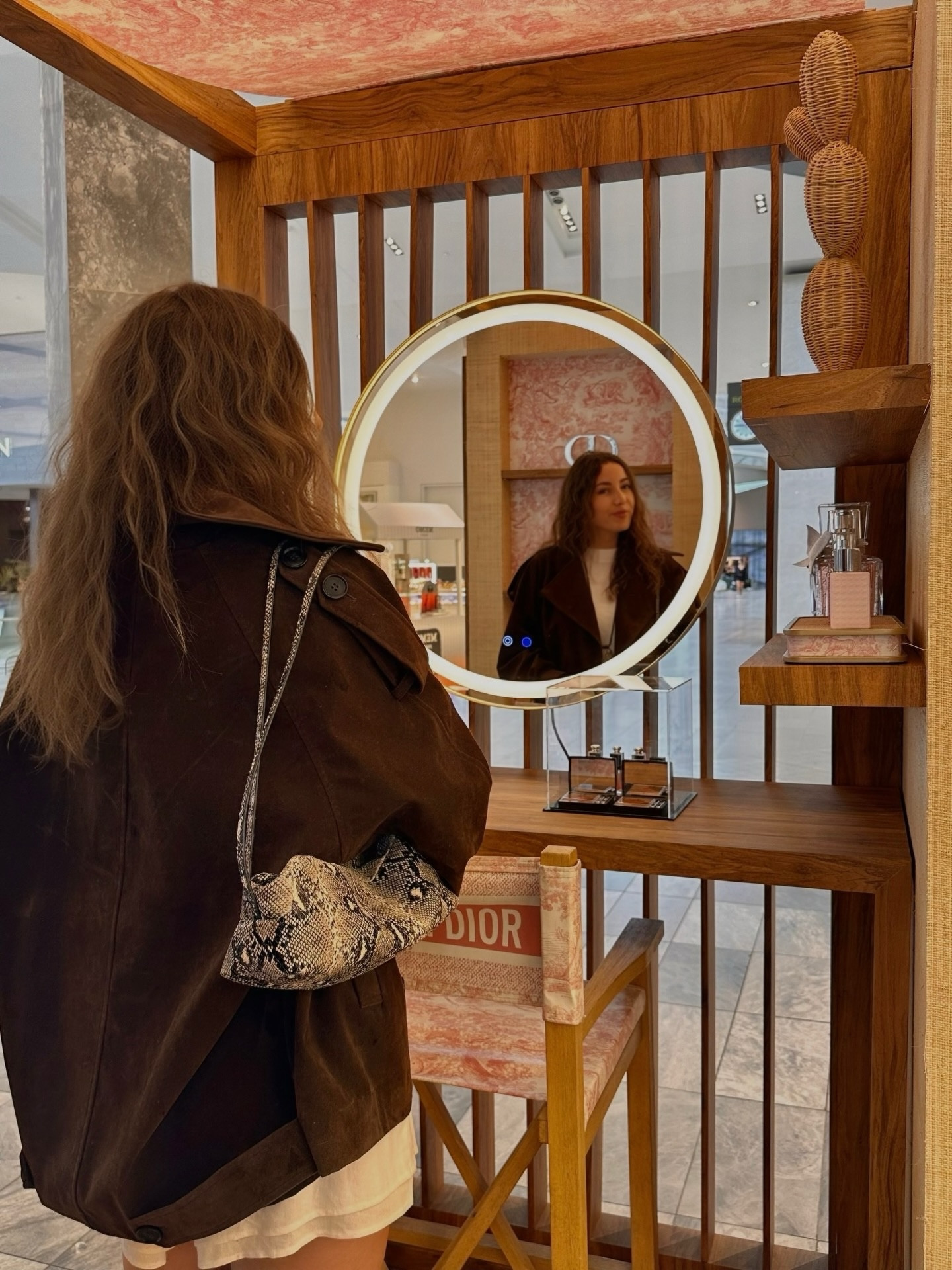 The newest muse of the Miss Dior family, Essence is the most concentrated version of the line. A saturated contrast of florals and woods, with notes of blackberry jam, jasmine, and smoked oak. My new fav romantic scent
@DiorBeautyLovers @DiorBeauty 
#MissDiorEssence #DiorParfums #DiorBeauty