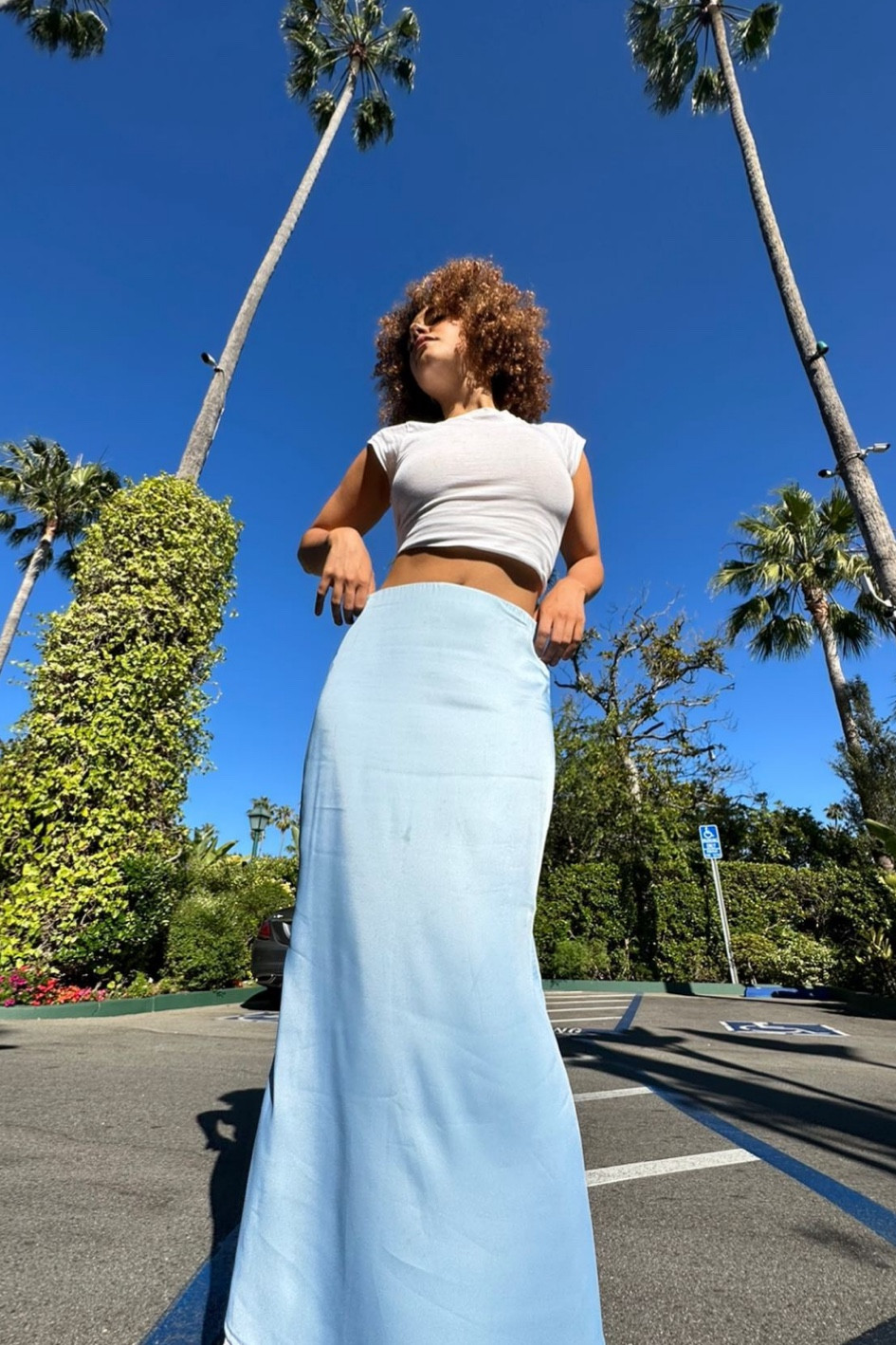 Look du jour simple et chic

Longue jupe satinée, longue jupe bleue ciel, jupe satinée bleue, jupe maxi, teeshirt blanc en coton, top crop blanc, top basique court blanc #maxiskirt #jupesatin #simpleootd #lookdujour

#LTKstyletip #LTKunder50 #LTKSeasonal