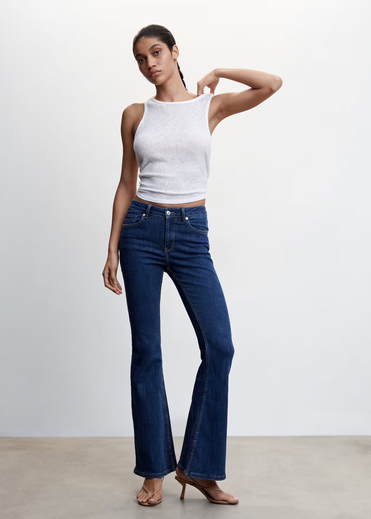 Medium-rise flared jeans | MANGO (US)