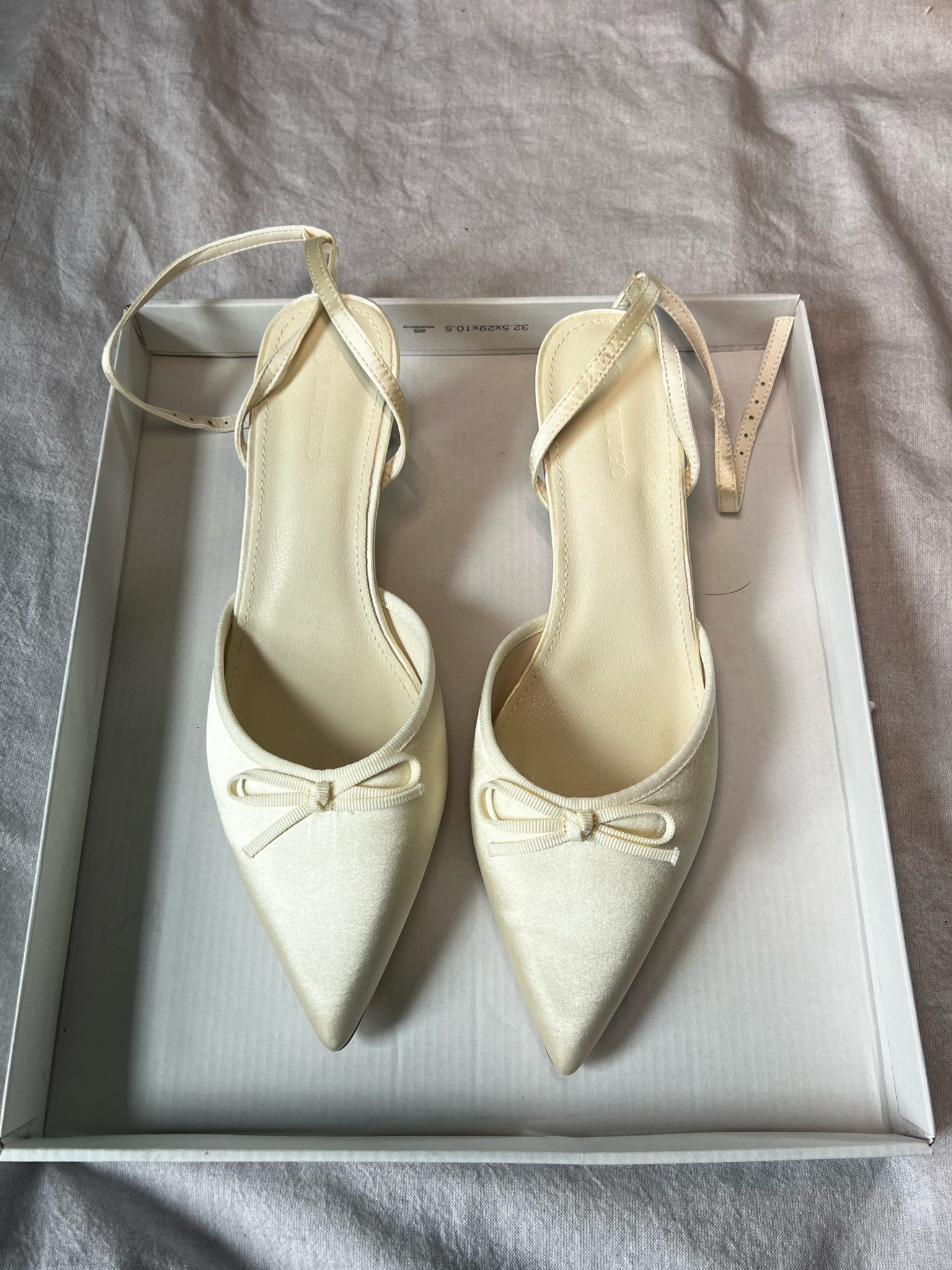 White kitten heels with bow

#LTKStyleTip #LTKFindsUnder100 #LTKShoeCrush