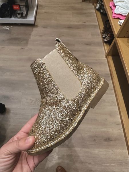 What girl wouldn’t love these glitter boots

#LTKkids #LTKSeasonal #LTKstyletip