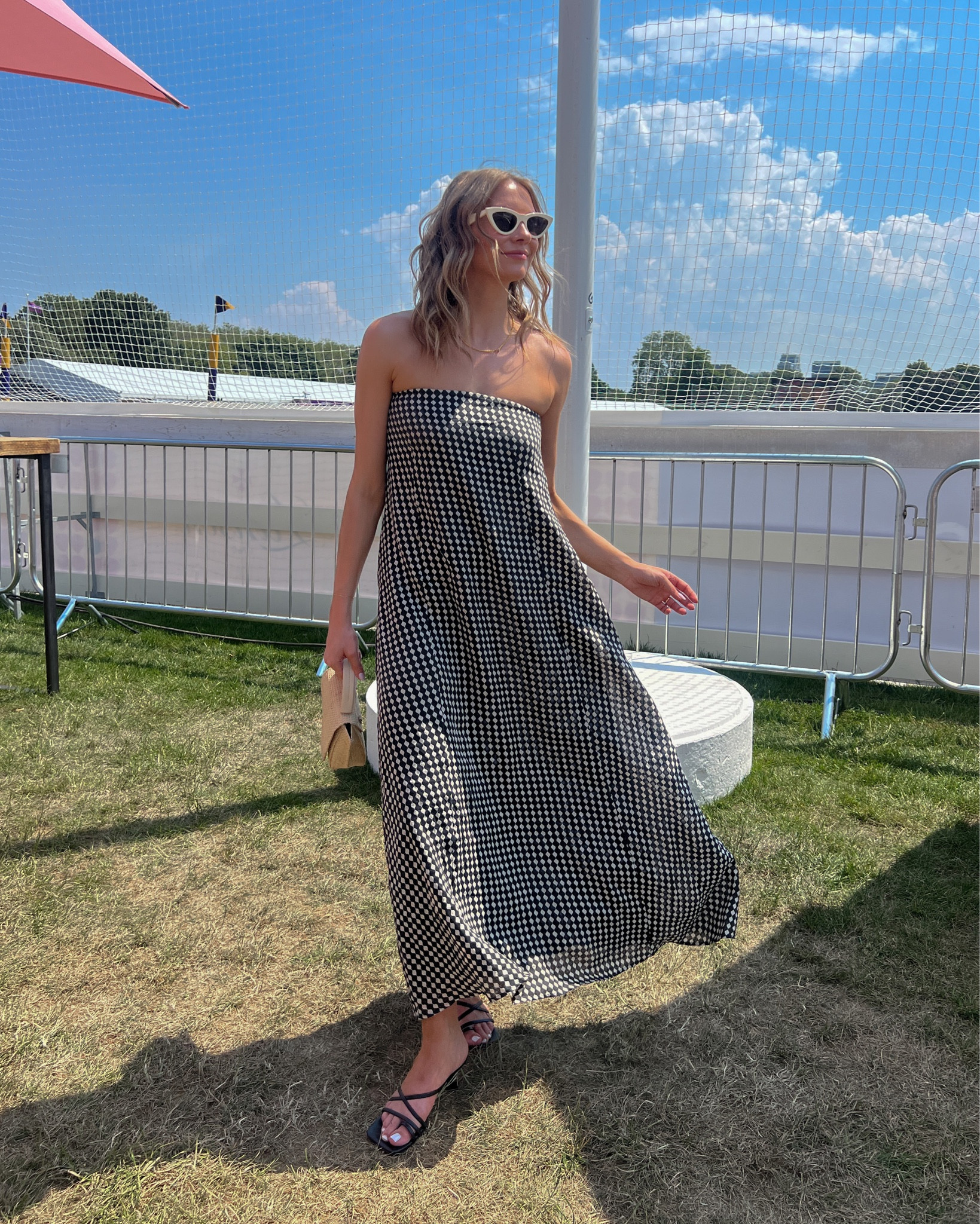 Summer dress 
Dissh dress
Strapless dress 
Wedding guest outfit 