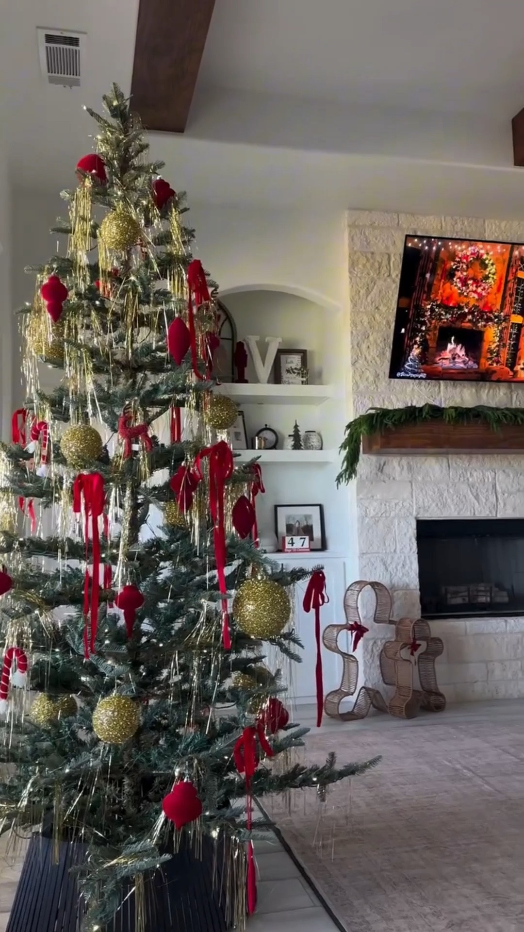 I was gonna wait until Thanksgiving to put our tree up but the kiddos kept begging me … so here we are and I’m honestly not mad about it 🤭🎄