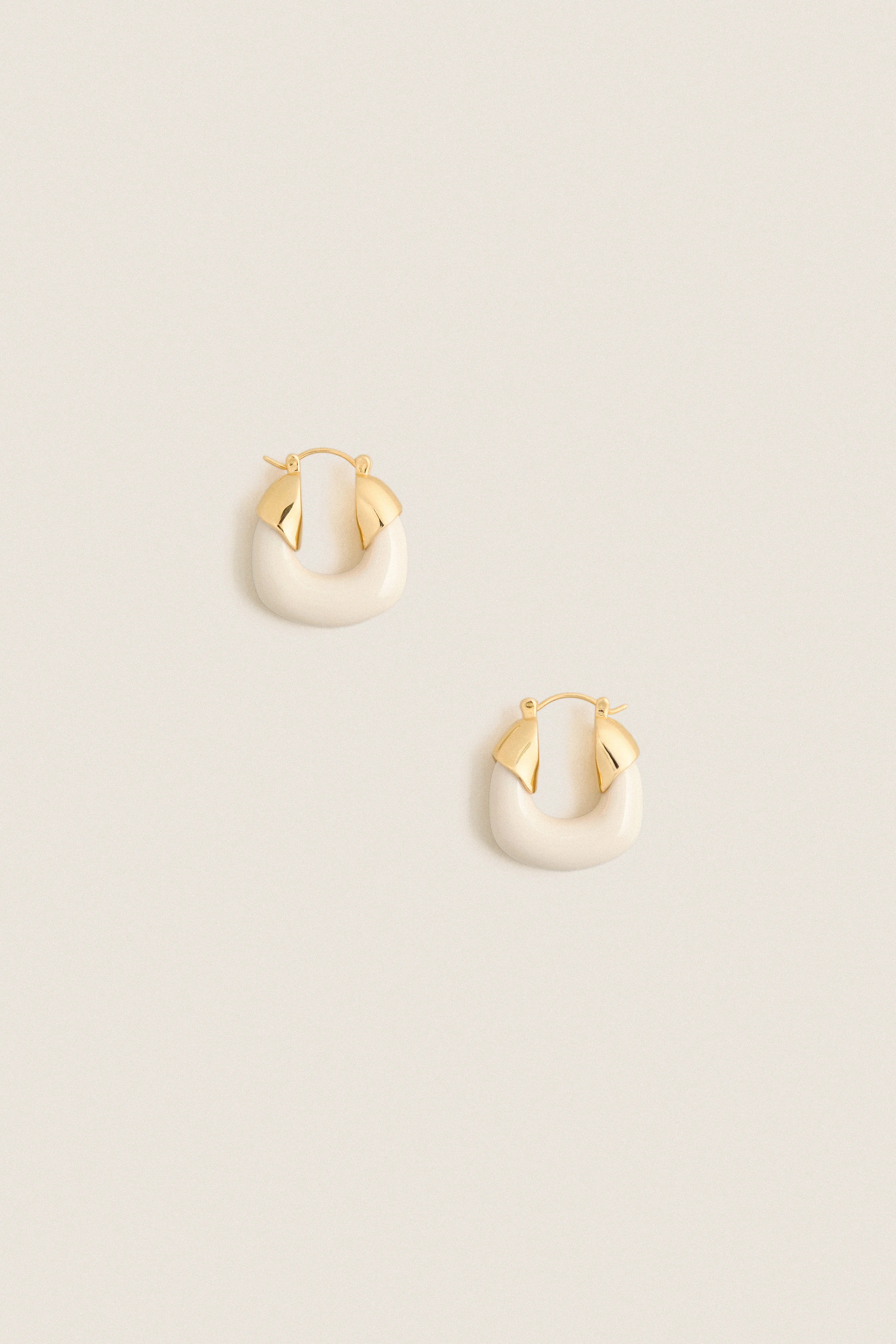 Alabaster Mini Organic Hoops | Tuckernuck (US)