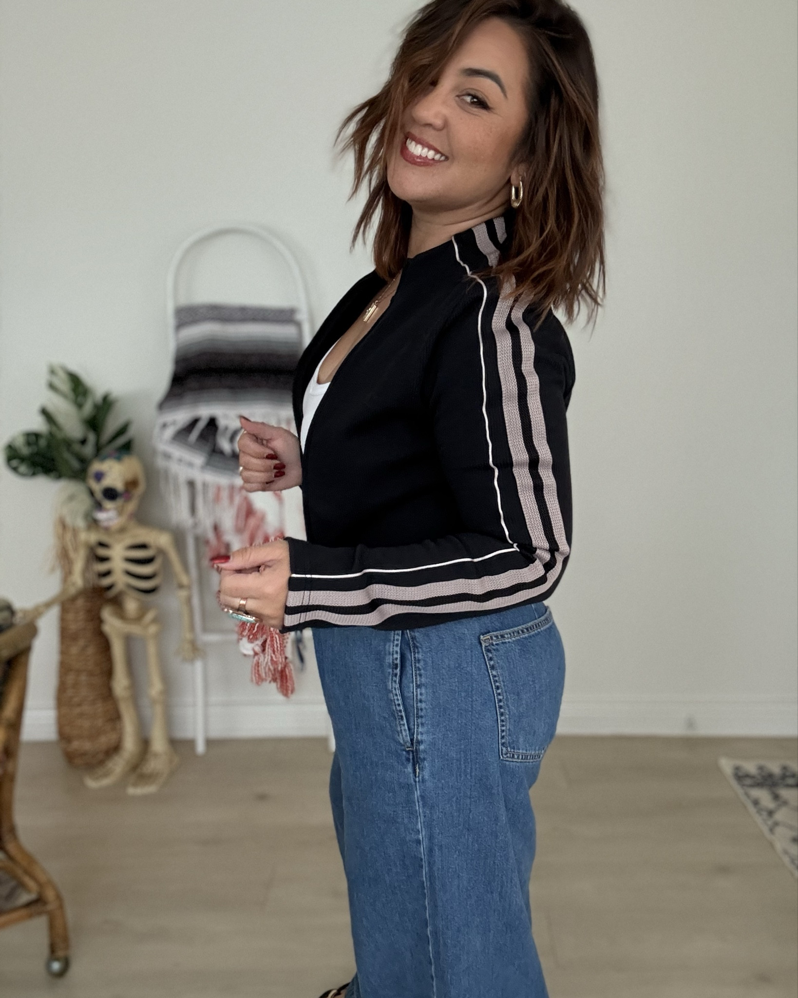 My go to outfit will always be white tank, jeans, and a cropped jacket 

Jacket sz M Nike
Bottoms sz L Zara 

#LTKOver40 #LTKPetite #LTKMidsize