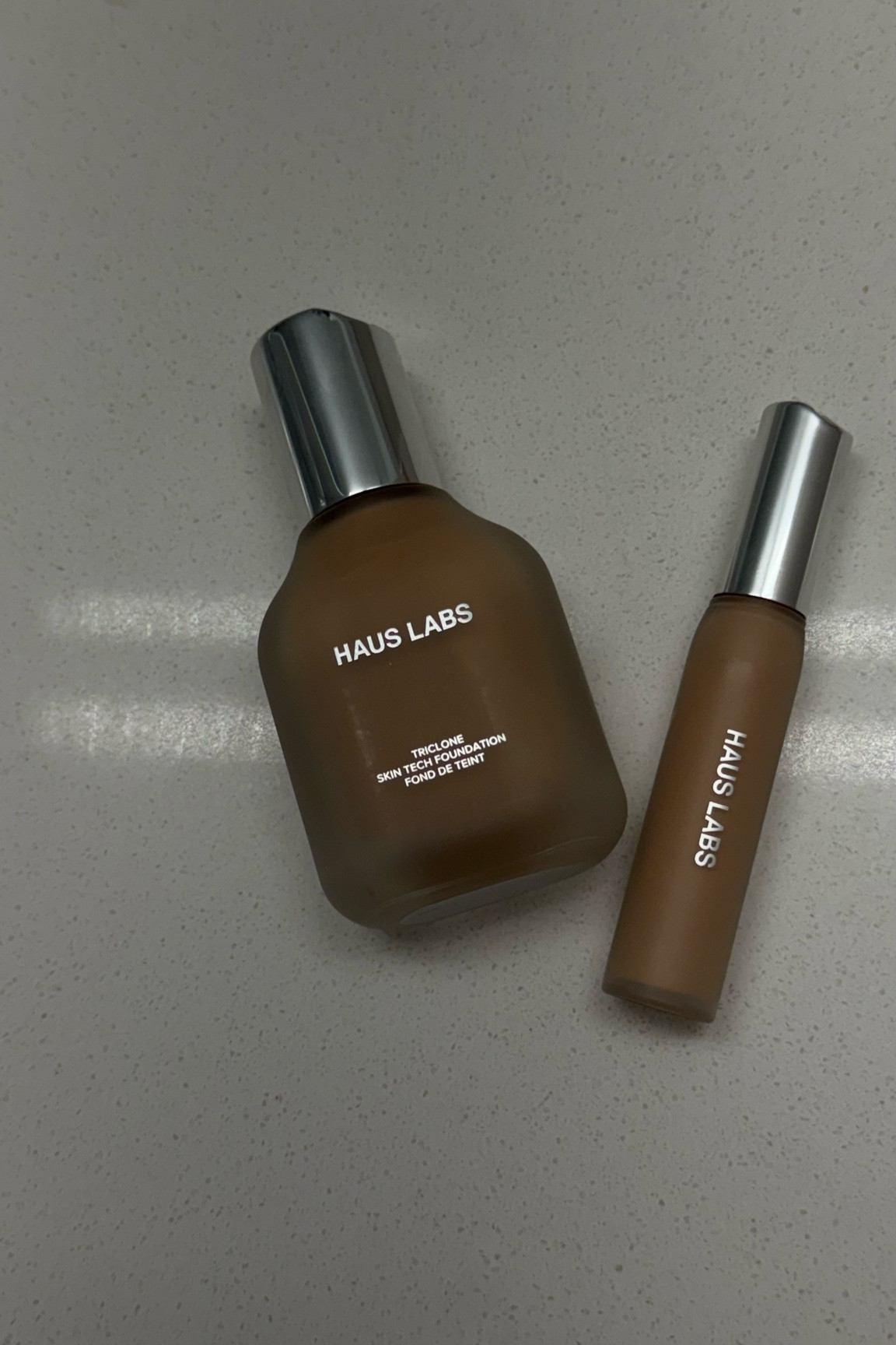 amo amo
tiene medium coverage, cubre pero no se siente pesada y da un toque natural & glowy 
 estoy usando el tono: 300 medium neutral en la base y 24 light medium neutral en el concealer