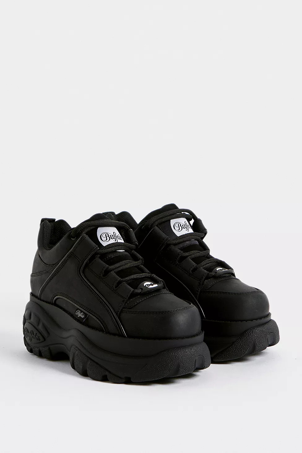Buffalo – Sneaker aus Leder in Schwarz mit hoher Plateausohle | Urban Outfitters (EU)