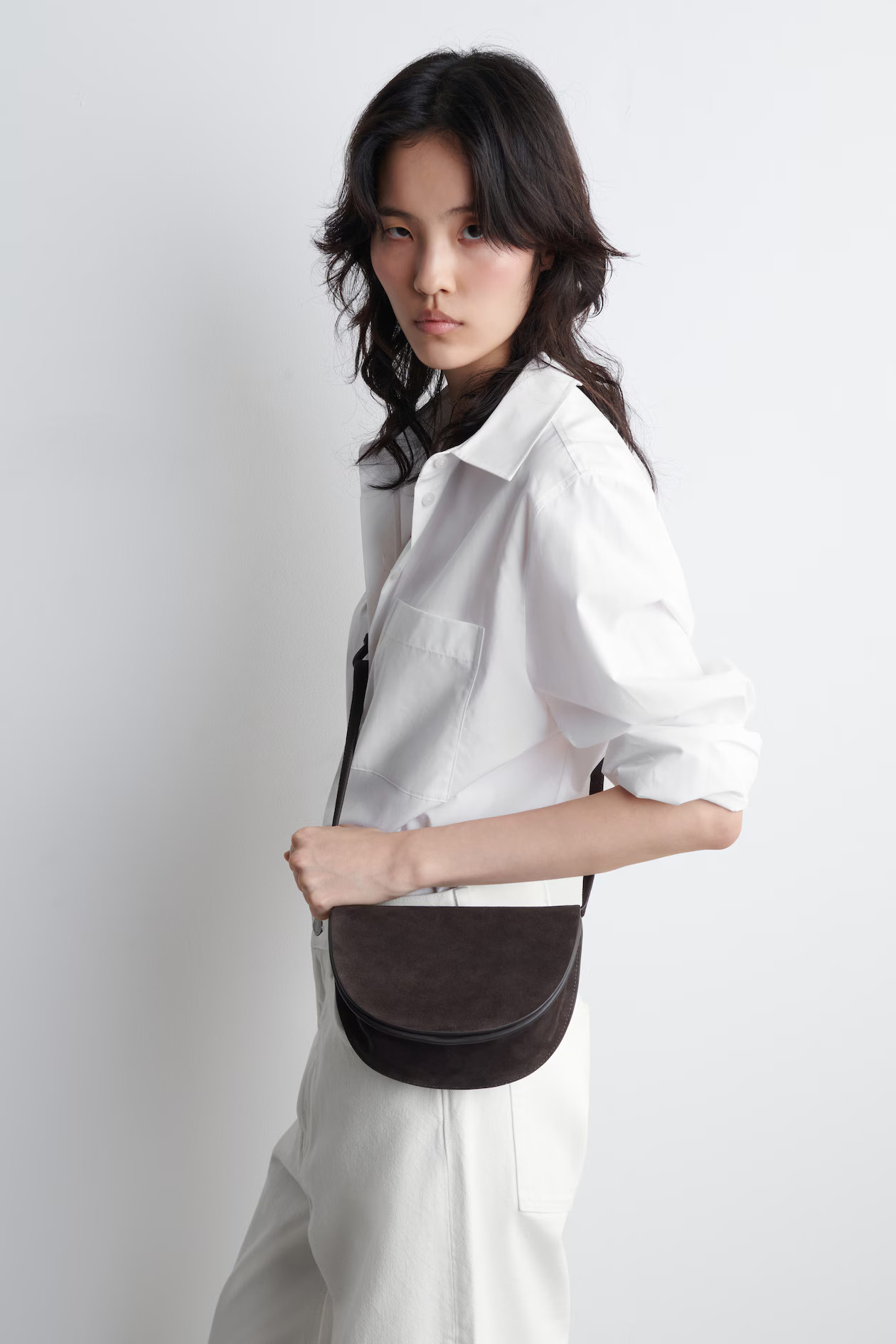 CURVED CROSSBODY BAG - SUEDE - DARK BROWN | COS | COS (EU)