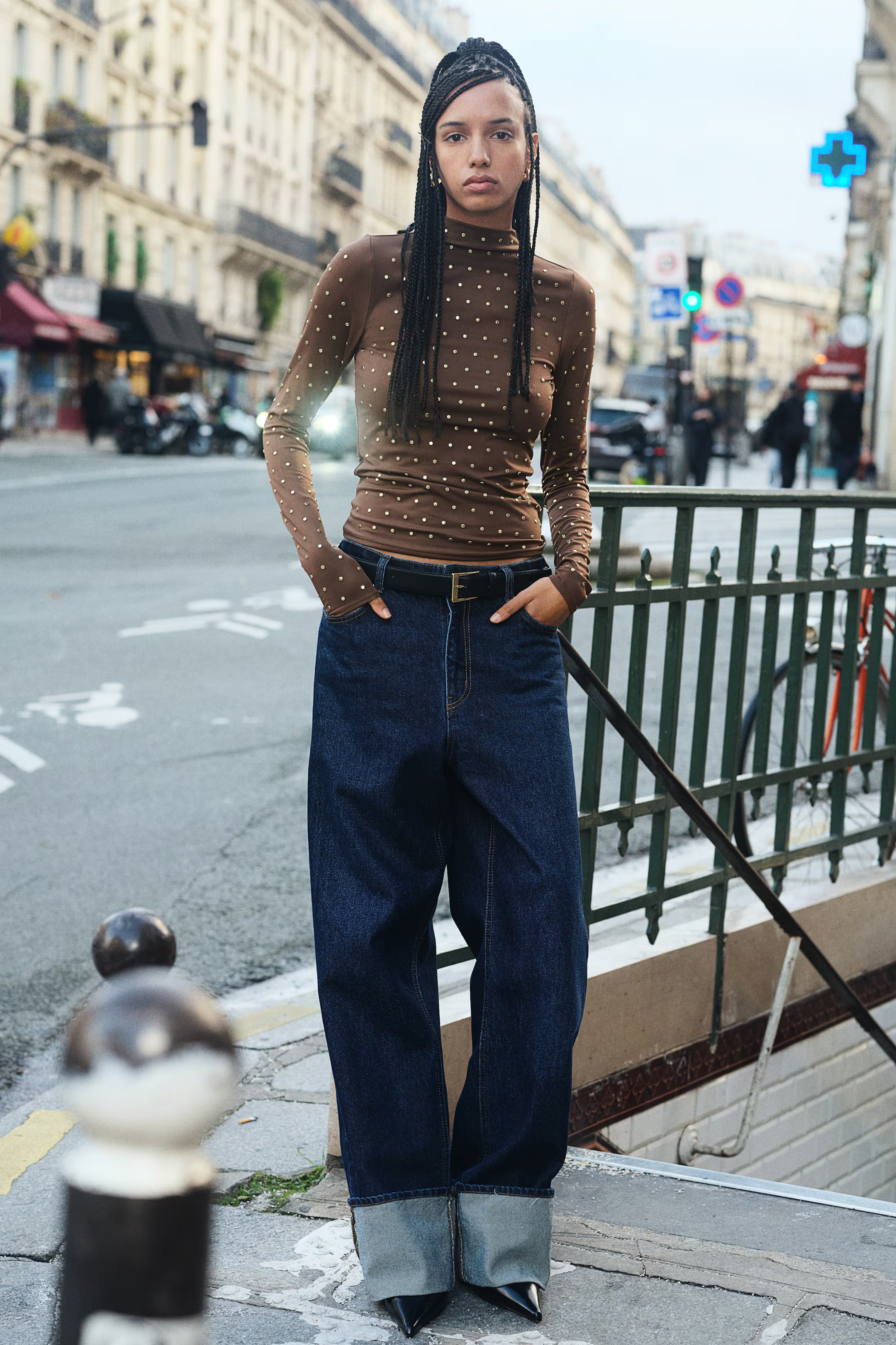 Shirt mit Turtleneck und Nieten | H&M (DE, AT, CH, NL, FI)