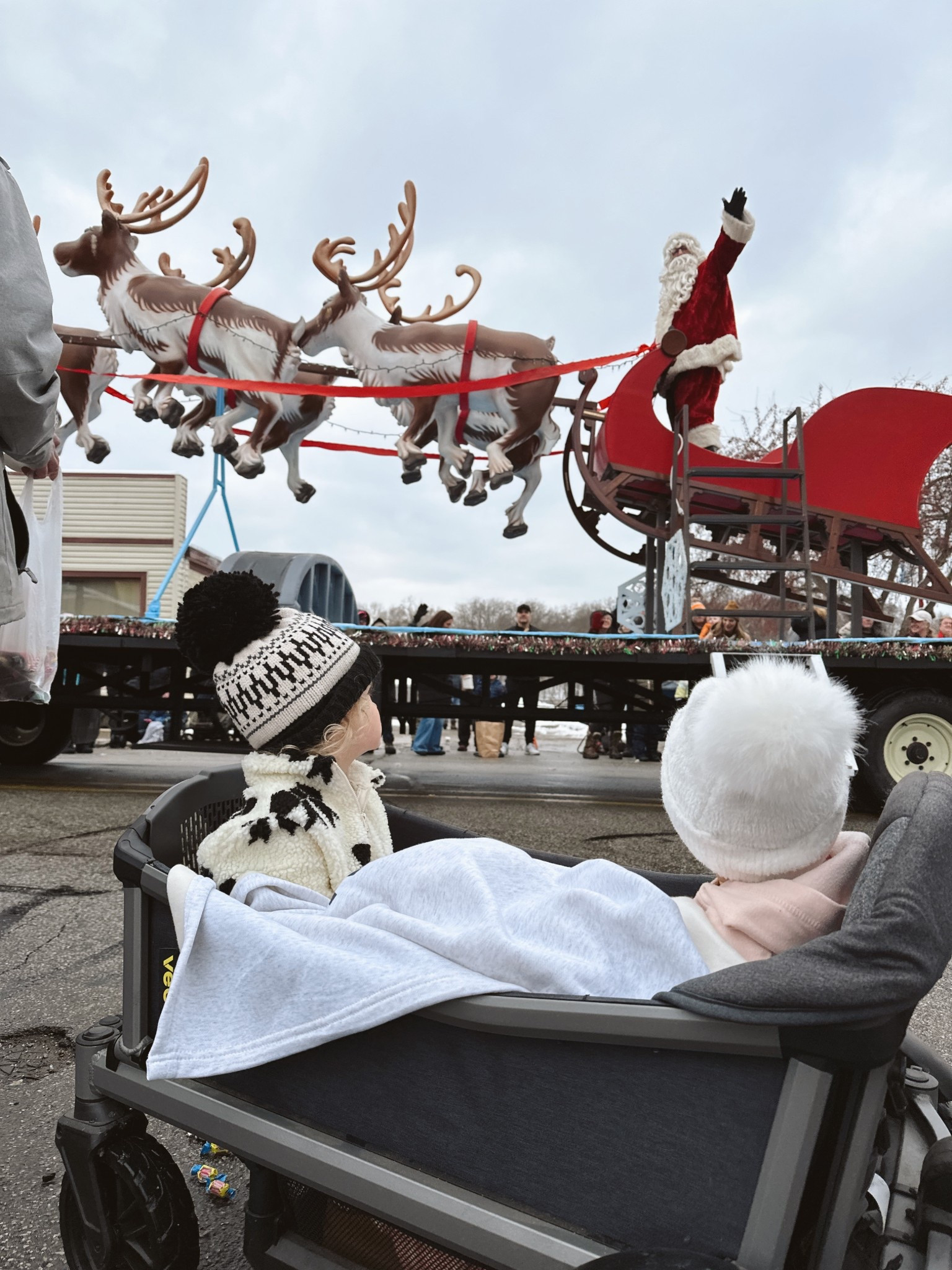 Christmas Parade✨🎄🤍

#LTKKids #LTKHoliday #LTKSeasonal