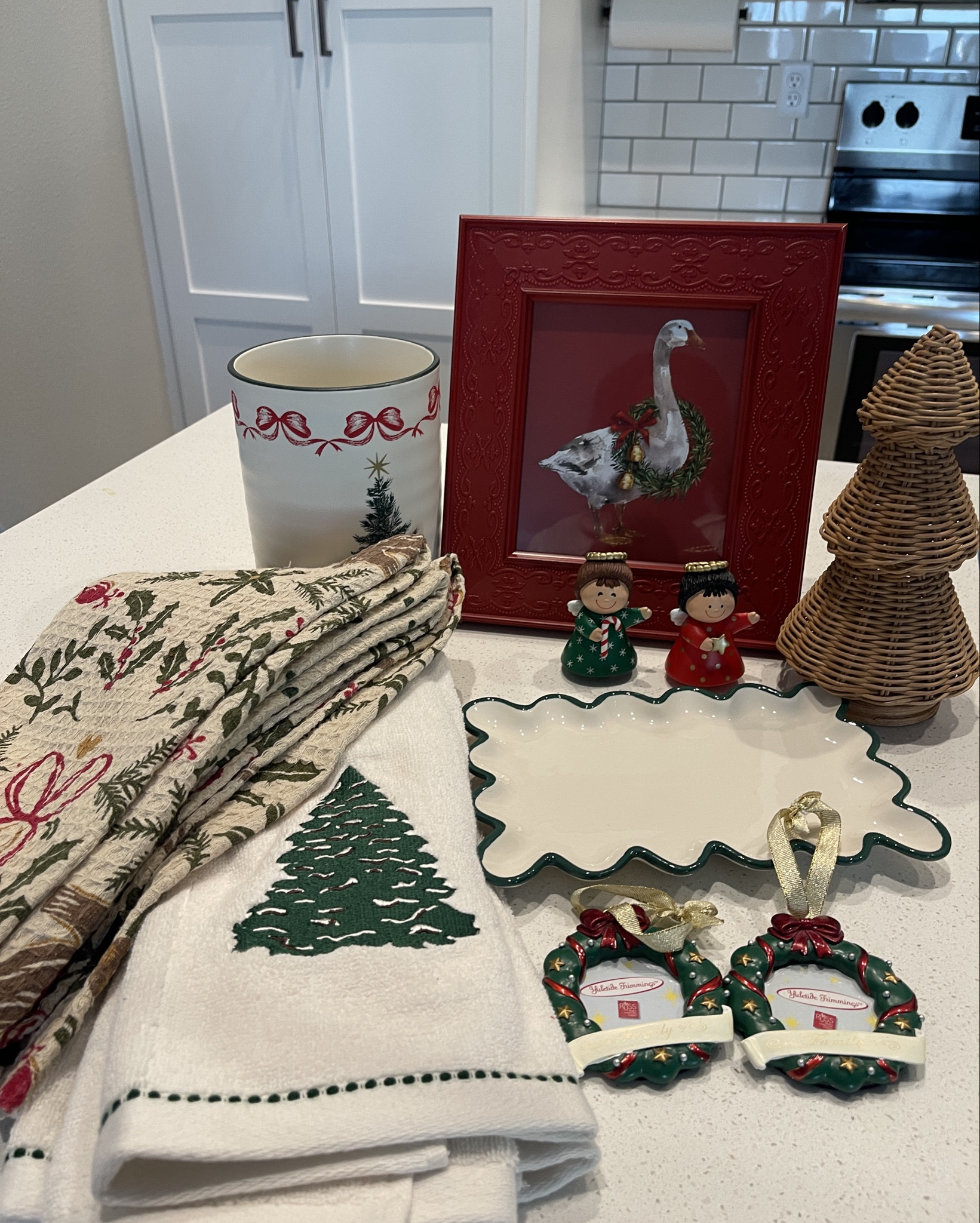 Christmas kitchen decor ❤️🎄

#LTKHome #LTKSeasonal #LTKHoliday