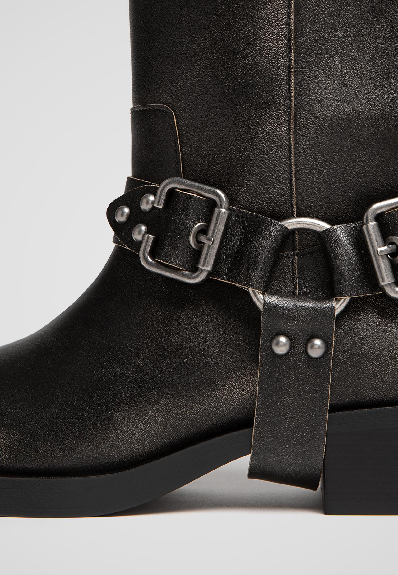 Flache Stiefel im Used-Look mit Schnalle - Alle für Damen | Stradivarius Deutschland | Stradivarius DE