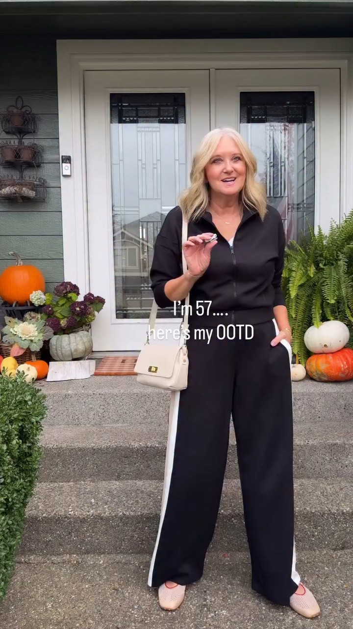 Comment SHOP for links 🛍️

Today’s OOTD is comfy and CUTE…2 of my favorite qualities in an outfit! ♥️ 
Med in pants and jacket
Shoes tts

#spanxpartner #vivaia #ootd #over50
