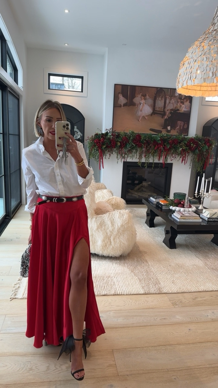 The most loves skirt is 25% off today too 😍😍😍 wearing a small for reference.. comes in lots of color options 