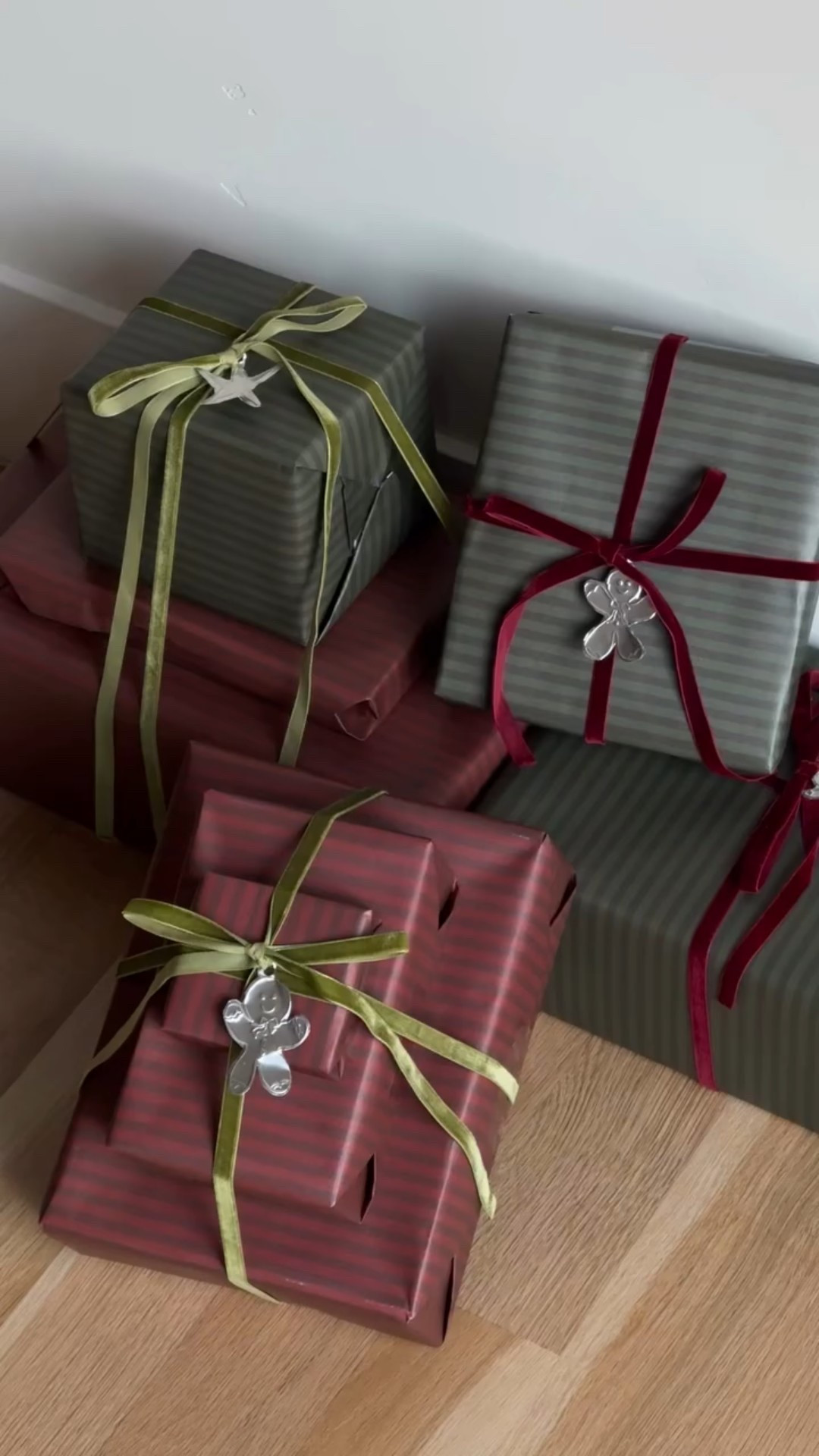 I’m telling you my ribbon collection comes in handy! 

This year I got the perfect amount of wrapping paper— two rolls from @houseofparlington and paired it with some velvet ribbon and handmade tin embossed tags <3

#christmaswrapping #wrappingpaper #giftwrapping #christmasgifts