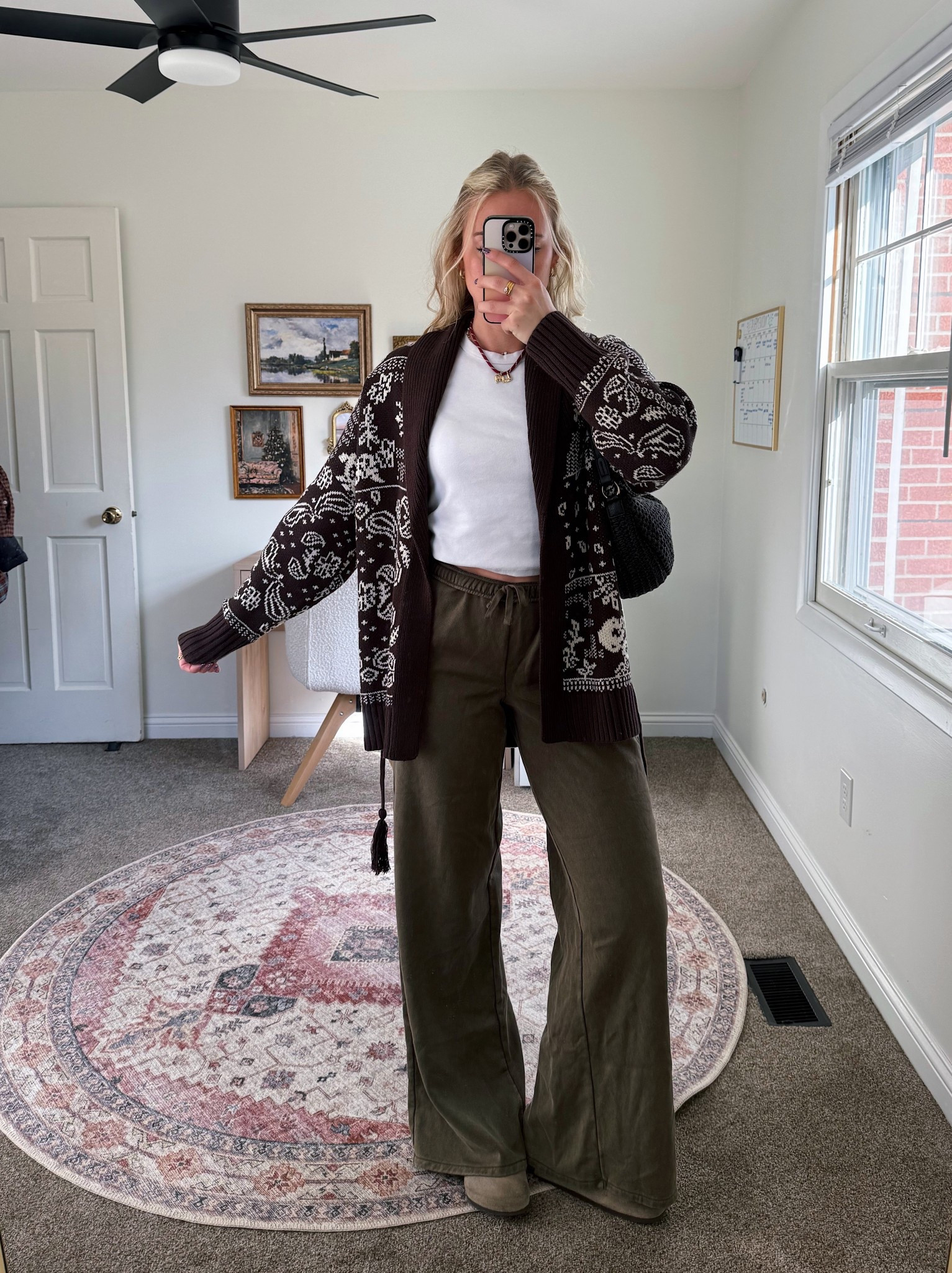 Errands & coffee run fit 🤎🌲☕️🍂 medium in the sweater and small tall in the sweats! Necklace is from Alv Jewels :)

#LTKootd