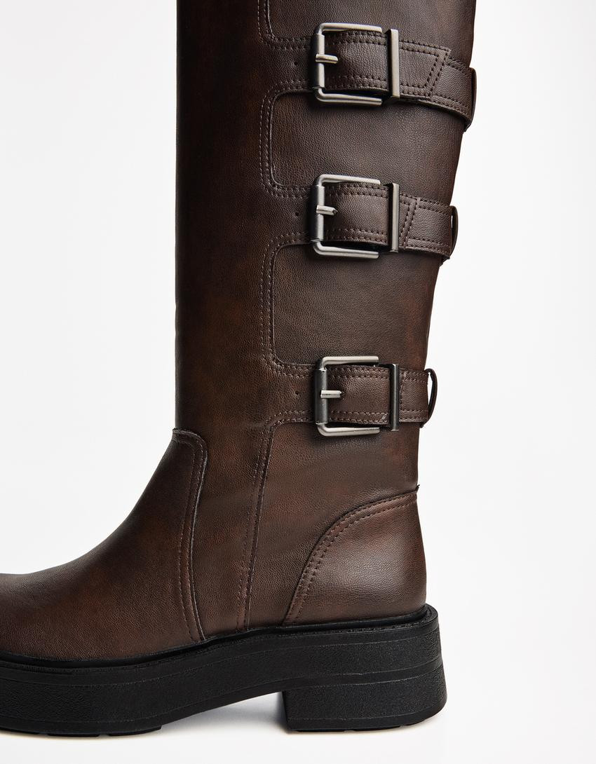 Flache Stiefel mit Schnallen - Schuhe - Damen | Bershka DE