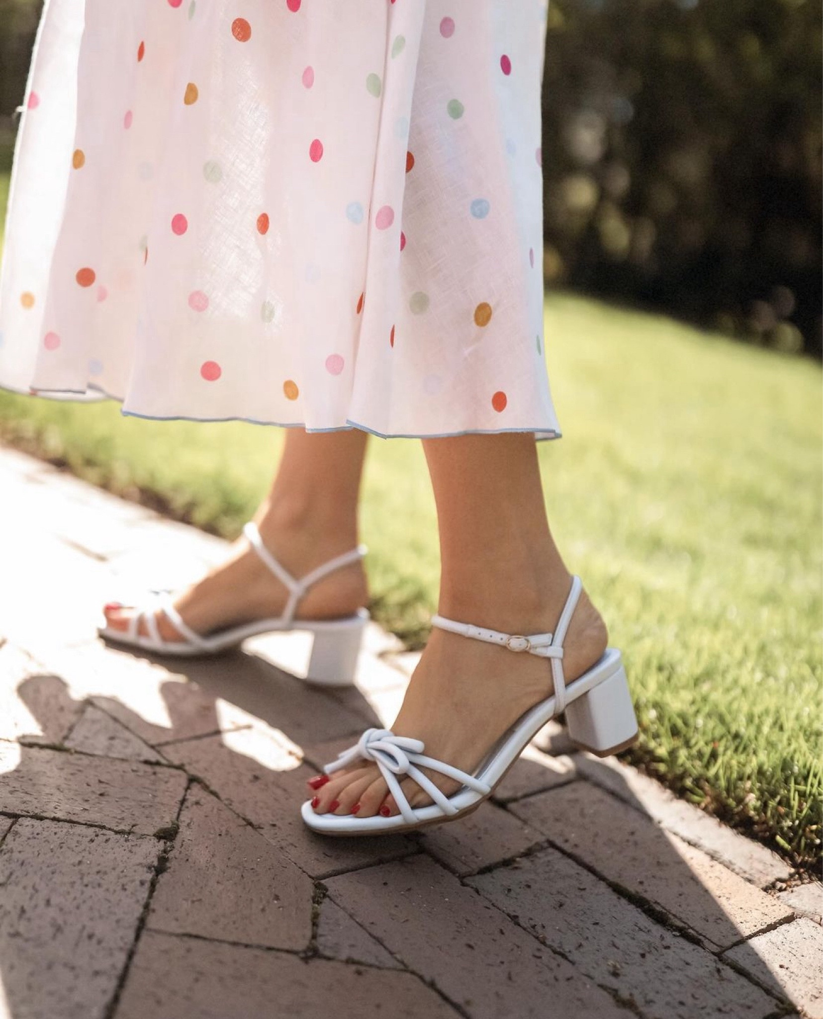 When you have to go to a cocktail party with a head cold, I highly recommend wearing cute sandals that distract people from the fact that you sound like you smoke twenty packs a day. 😅 Linking these super cute, SUPER comfortable @annekleinofficial beauties that I snagged at @macys (in multiple colors)