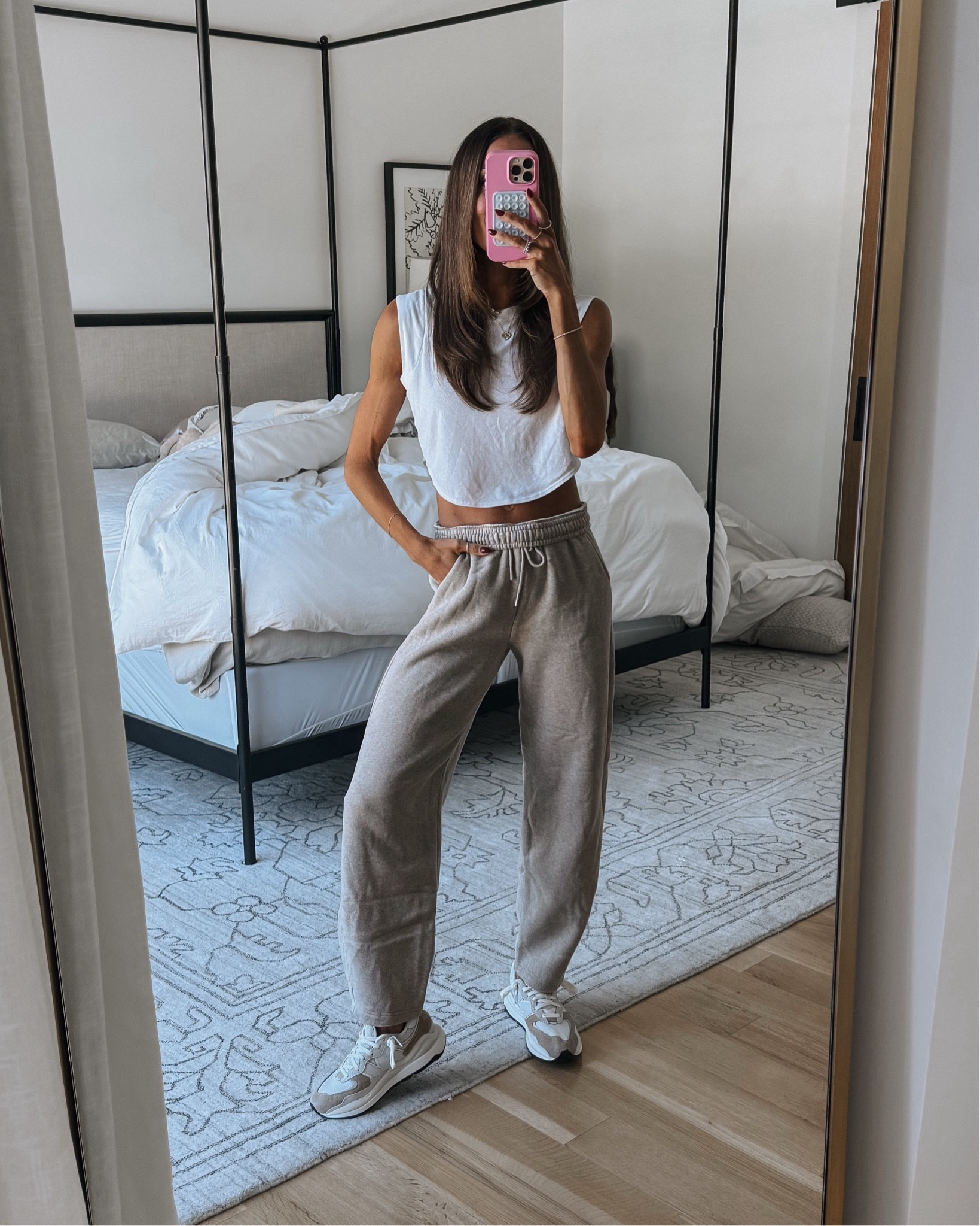 such good sweatpants! 👏🏻 love cozy fits like this for chill days at home with the fam! 🤍 wearing xs in sweatpants - they run tts


#sweatpants #casualoutfit #abercrombie #momoutfit #falloutfit