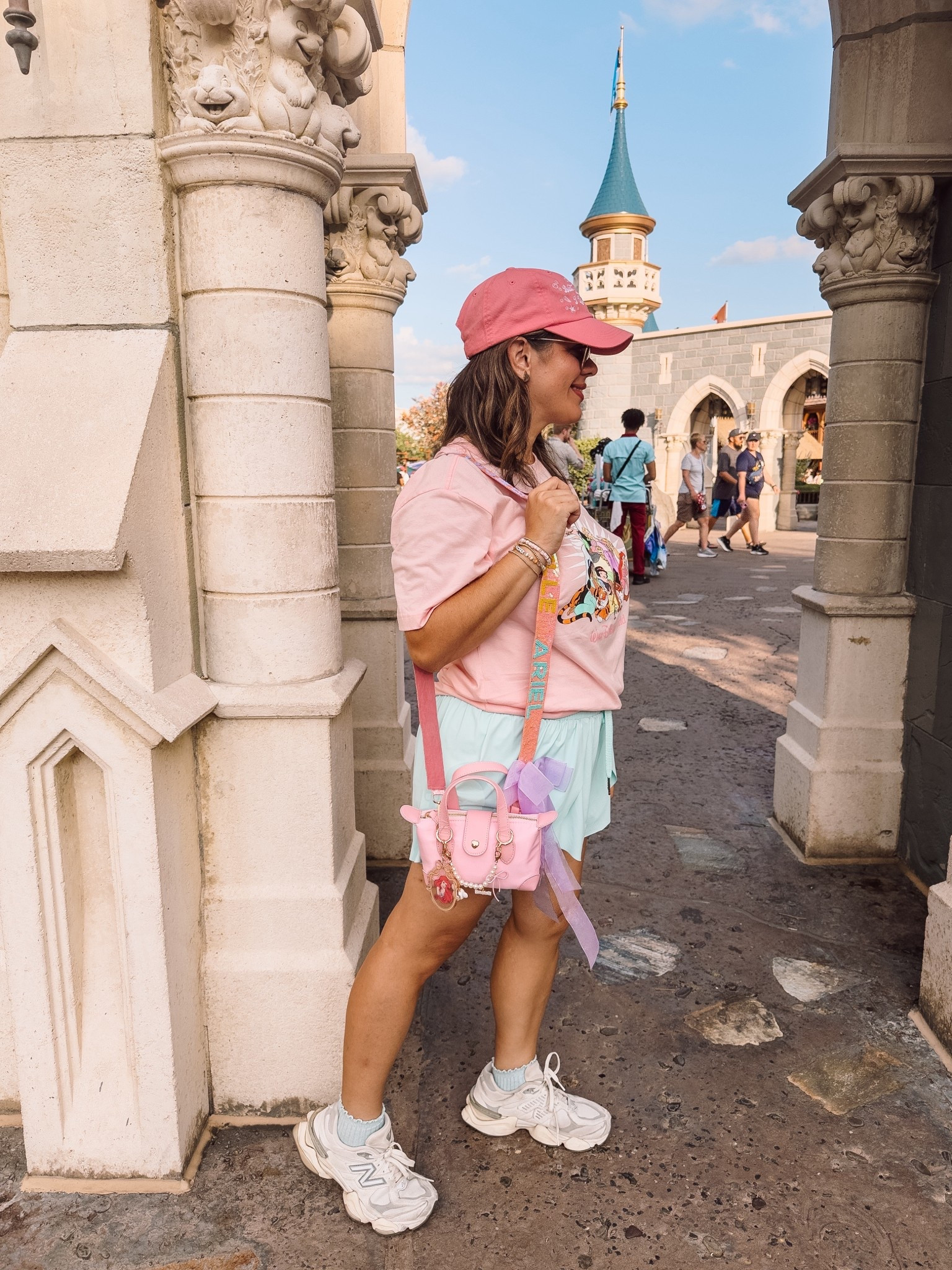 Sporty but cutesy Disney mom fit! #disneymom #disneyoutfits #momdisneyoutfits