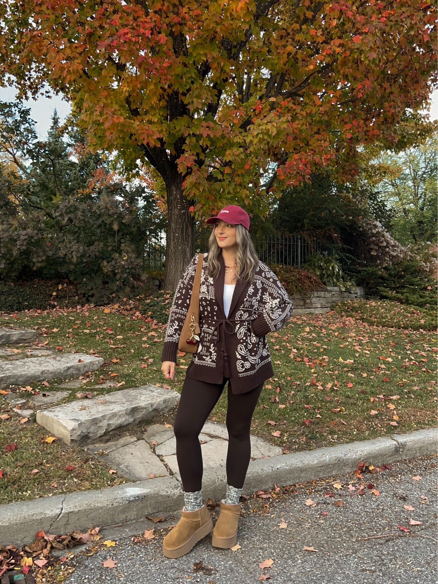 Fall ootd! Code AFLTK for extra 20% off Abercrombie! Wearing L in the bandana print cardigan and brown leggings, wearing M in the bra free tank top. I’m a 9.5-10 shoe and wear a 10 in the Uggs