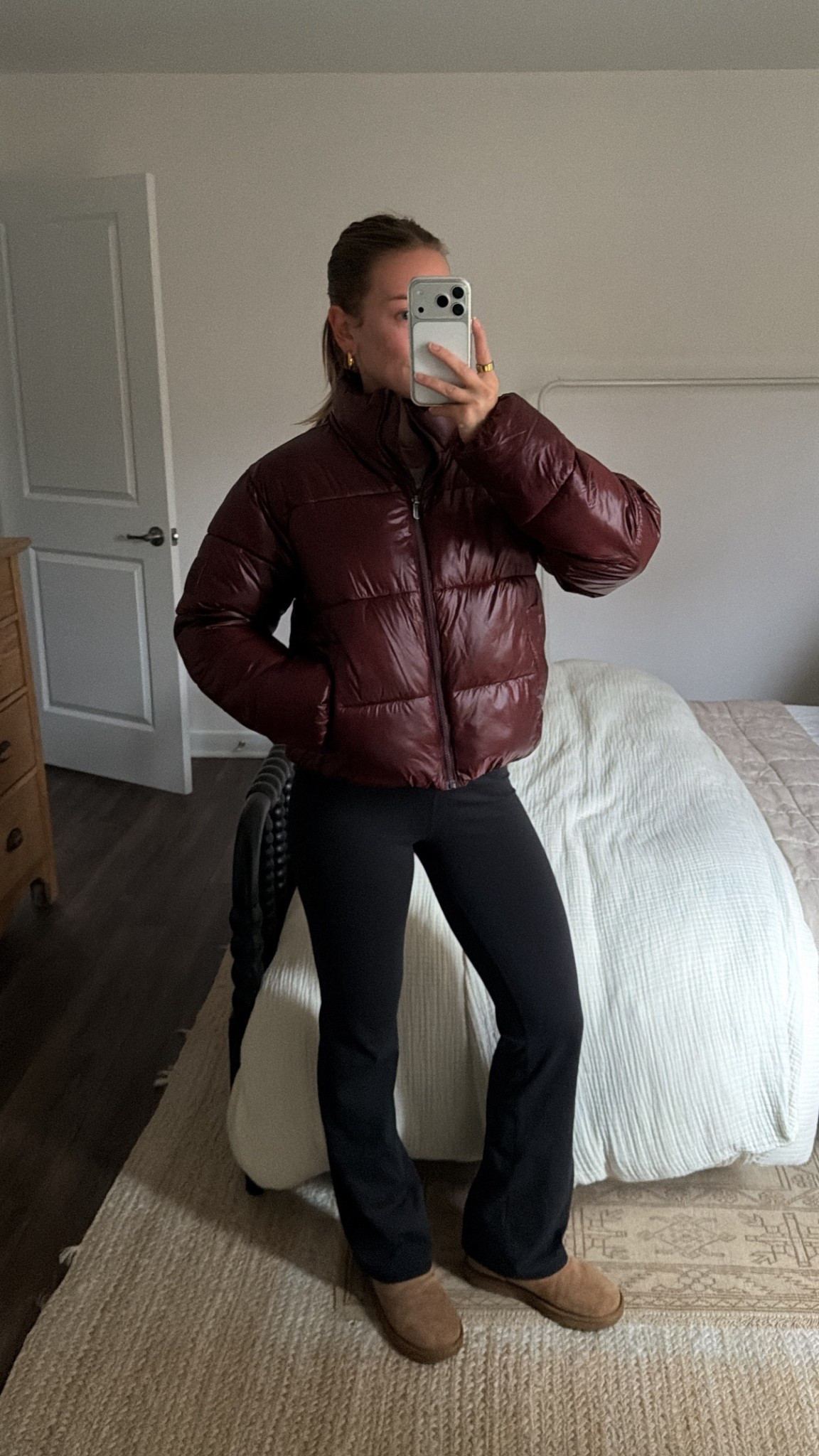 11/19/25 Today’s errands outfit is all about comfort + warmth, featuring a few of my tried-and-true favorites:

Linked:
	•	UGG Mini Boots
	•	Amazon Leggings (my go-to everyday pair)
	•	Aerie Off-the-Shoulder Sweatshirt
	•	Athleta Burgundy Puffer Jacket

The perfect cozy, practical look for running errands on a chilly fall/winter day.

#LTKSaleAlert #LTKootd #LTKGiftGuide