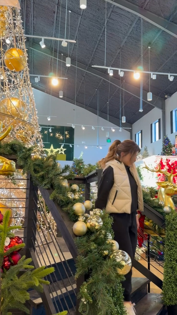 #walmartpartner #walmartfashion @walmartfashion Walmart causal look! Perfect for running festive errands 🎄✨🫶🏻 

#LTKfindsunder100 #LTKHoliday #LTKSeasonal