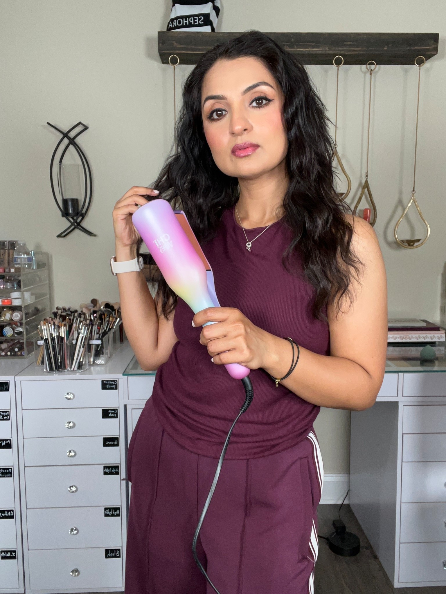 Loose Beachy waves under 10 mins
Steps:
First Wave hair
Then spray texture and shine spray all over hair
 

