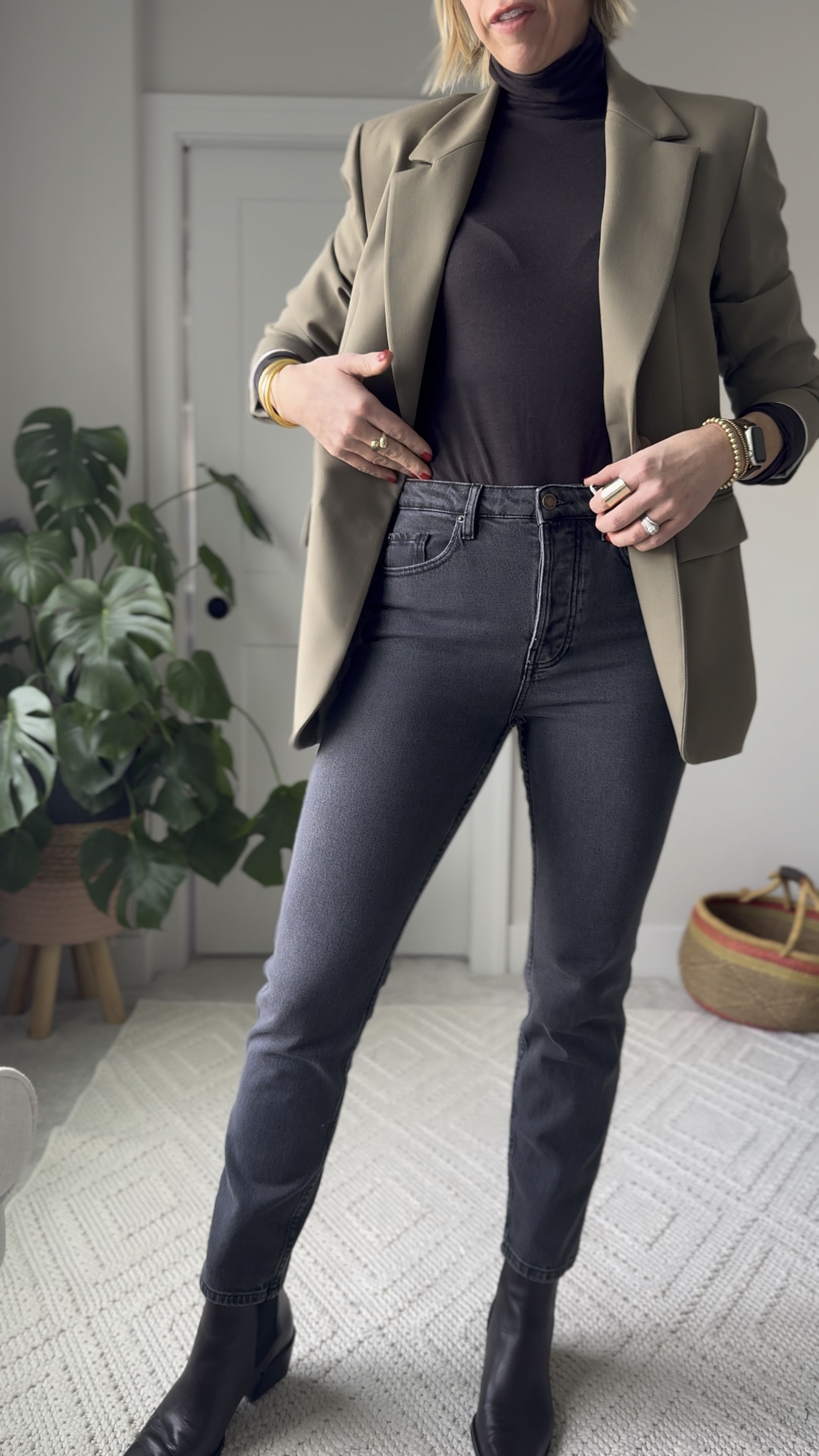 How to wear “skinny jeans” in 2025! 
These are perfect example of a modern skinny- think of a hybrid between a skinny + mom style jeans! High rise, loose around the ankle- these can be so flattering when styled with the right top + shoes 👍🏻
These grey wash jeans have amazing stretch & I sized
Up- they run small 

#LTKOver40 #LTKWatchNow #LTKStyleTip