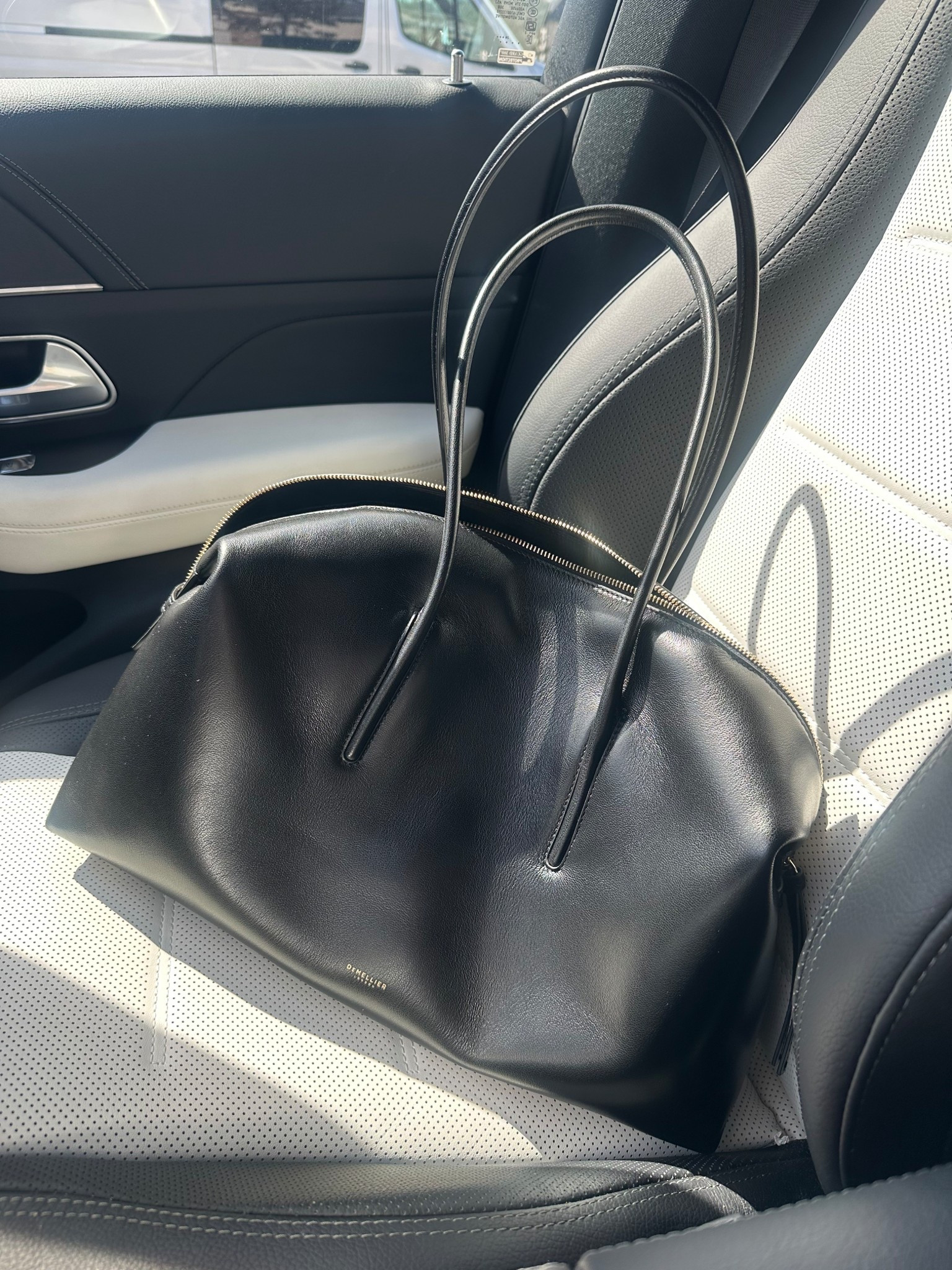 Obsessed doesn’t begin to describe it. 🥰
It’s structured, but still soft. The interior is so roomy and actually has built-in dividers for organization. 👌🏻
It bag 