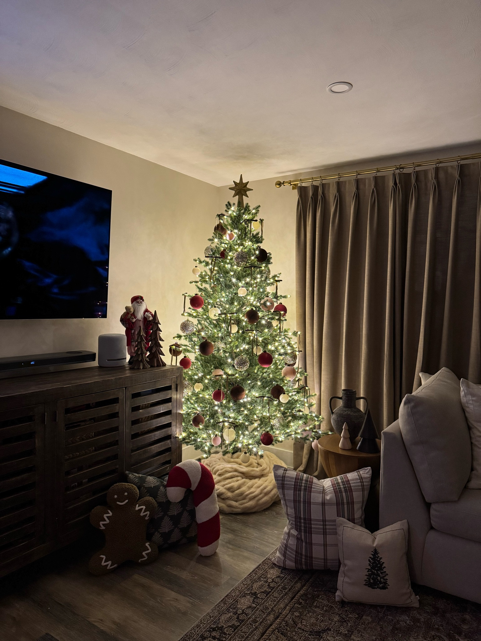 Our 2024 Christmas tree🎄✨🙌🏼 This tree is seriously so beautiful. I cannot stop staring 😍😍 

#LTKSeasonal #LTKHome #LTKHoliday