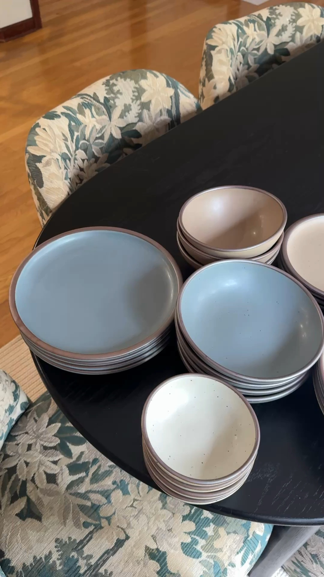 Gorgeous new stoneware I snagged from East Fork on @Quince 🤩
Colors are Panna Cotta, Morel, and Heron