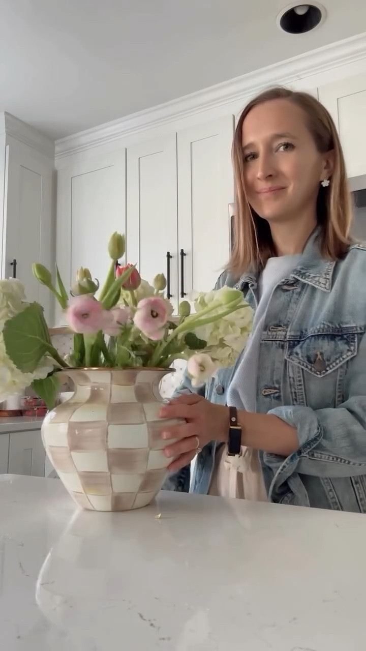 let’s make a trader joe’s spring flower bouquet 🌷 new blog post up with some cute spring finds from tj’s this weekend! plus wearing one of my favorite spring outfits. 🩷⁣
⁣
⁣
#traderjoesbouquet #springbouquet #easterbouquet #traderjoesflowers #flowerarranging #springflorals

#LTKPetite #LTKSeasonal