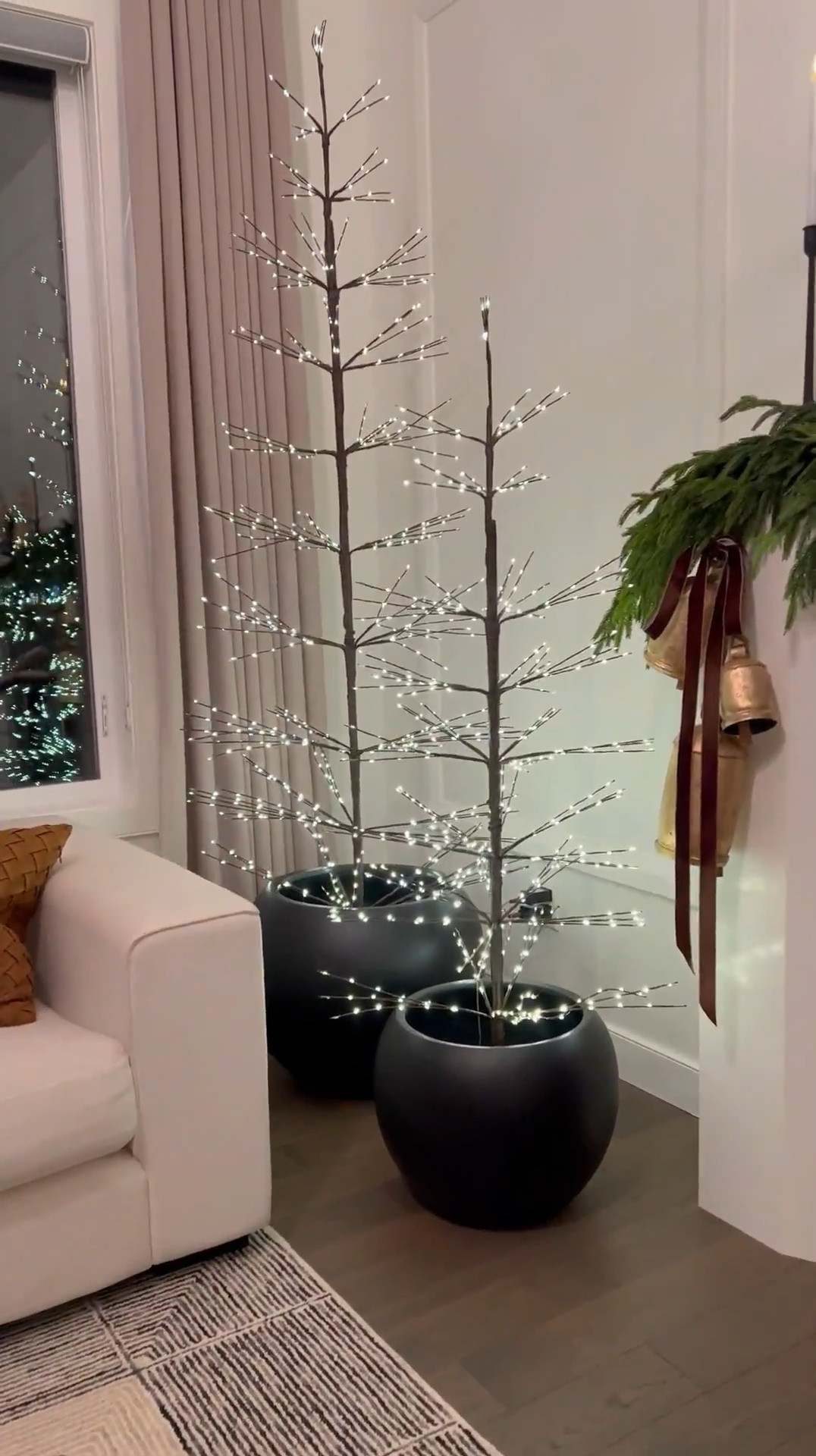 Hey friend! Shop my twinkle lights from Pottery barn ☺️ The planters are size medium and large 💕🫶🏽#LTKHoliday 

#LTKHome #LTKSaleAlert