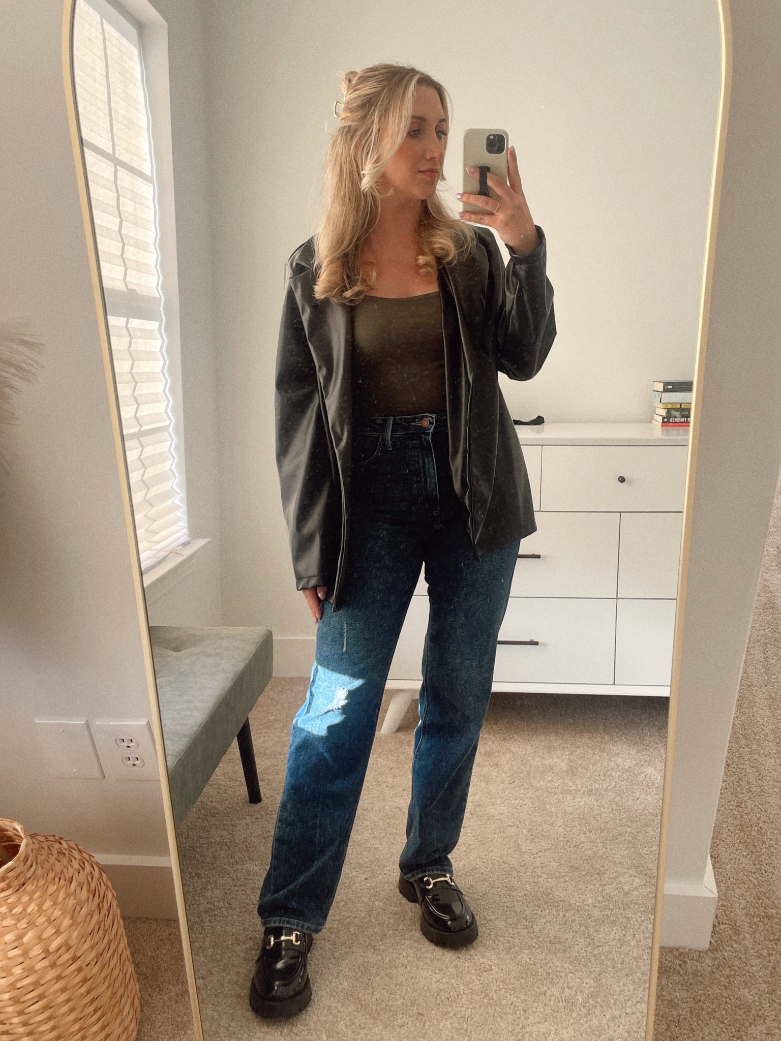 Girls night out-fit 💃🏼🪩

Leather blazer, loafers, bodysuit, & jeans

#LTKmidsize #LTKfindsunder50 #LTKSeasonal