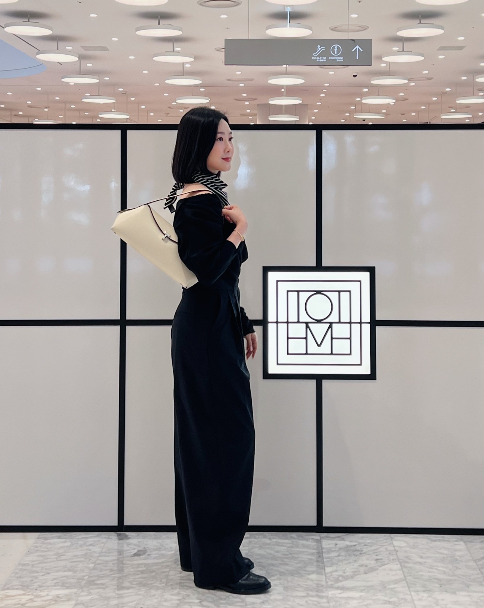 Toteme T-lock shoulder bag pop-up in Seoul, Korea
토템 티락 숄더백 한국 론칭 기념 팝업
기존보다 더 길어진 바게트백 형태에
우아한 곡선의 숄더 스트랩이 더해진
우아하고 세련된 토템 티락 숄더백
클러치백이 위시였는데 이제 숄더백도 갖고 싶어요! 

밀크, 블랙, 탠 컬러 3가지 구매 가능.
크로코 이펙트 레더 클러치도 정말 예뻐서 위시에 담았어요.

탑은 이번에 revolve에서 주문한 제품
팬츠는 코스 cosstores
스카프는 toteme 입니다
구매처 링크걸어둘게요🤍

올블랙룩 quiet luxury 
Modern luxury OOTD
Korean Seoul style

#LTKstyletip #LTKbag #LTKkorea