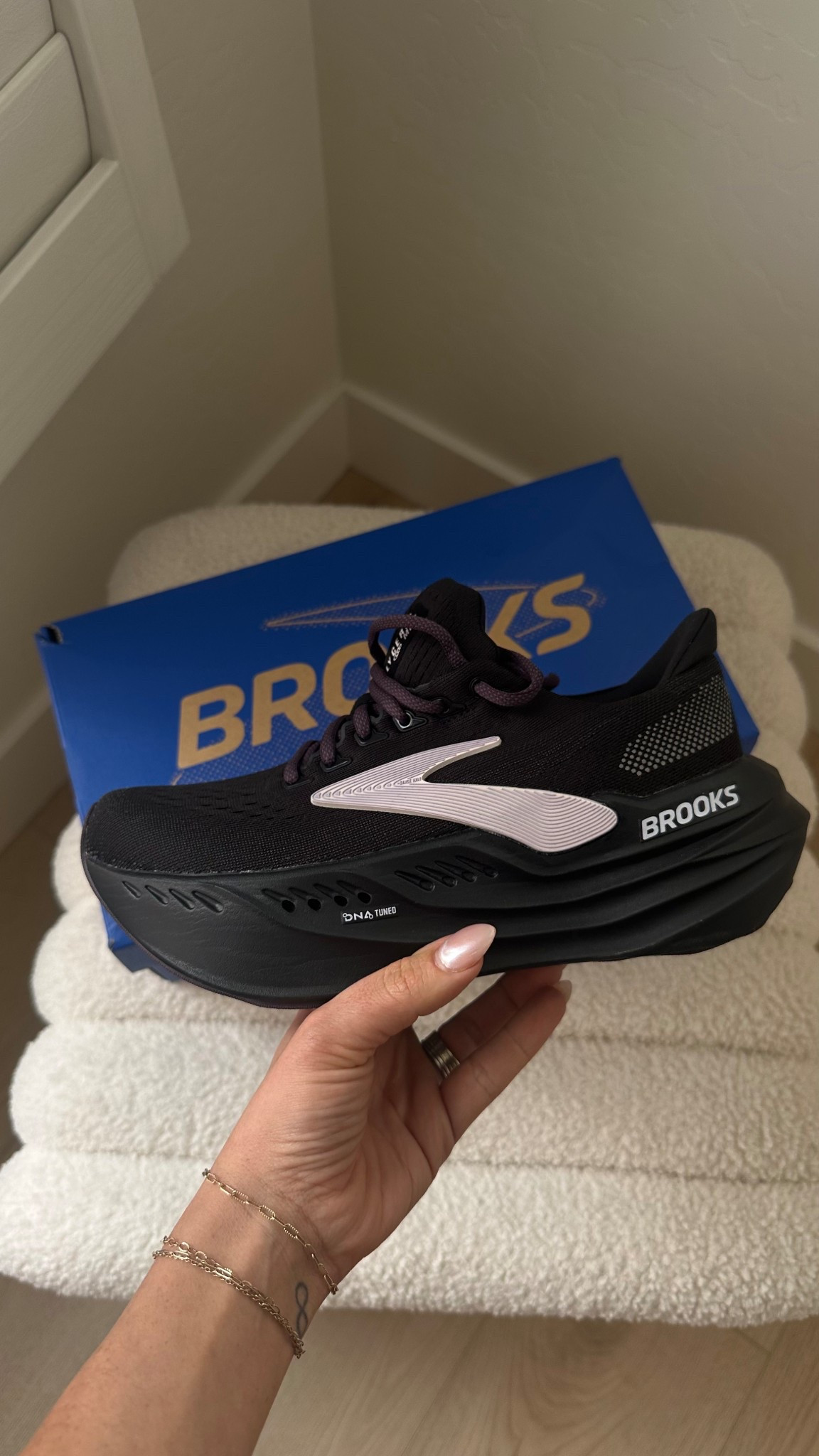 My new running shoes by Brooks! The glycerine max! Let’s see how many miles I put on these 🫱🏽‍🫲🏾

WOMENS shoes 
WOMENS sneakers
Running shoes 



#LTKActive #LTKFitness #LTKShoeCrush