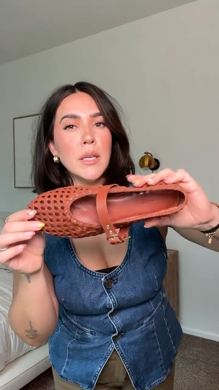 Cute little summer linen outfit! Staple pieces for a capsule summer wardrobe that works in fall too! I'm in L for both. 

Midsize spring fashion, midsize mom style, Europe style, vacation outfits; summer outfits. Size 10. Sale. 

#LTKMidsize #LTKSeasonal #LTKStyleTip