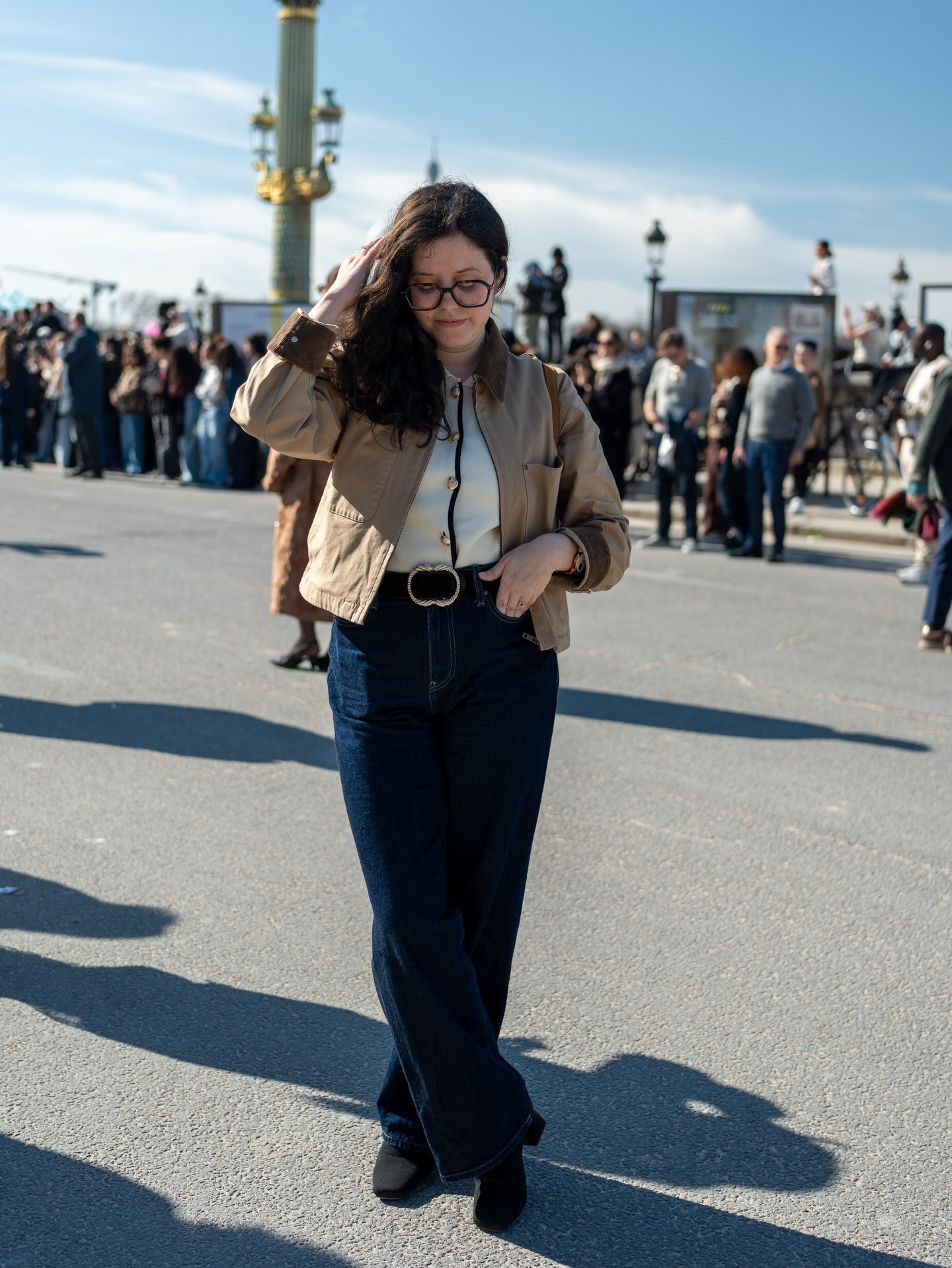 Je suis passée devant le défilé @dior pour voir l’ambiance et évidemment, avec mon mari, on s’est créé notre petit moment shooting. Je pouvais presque l’entendre me dire : “Claire, over your shoulder” 😂
Mais au-delà des photos, ce que j’adore pendant la Fashion Week, c’est observer les looks autour des défilés. C’est souvent là que la vraie créativité s’exprime. Des silhouettes inattendues, des associations audacieuses, des détails qu’on n’aurait pas imaginés.
Ça m’a d’ailleurs donné envie de proposer mes propres looks inspirés de la Fashion Week dans mes derniers réels.

Tu regardes plus les looks des défilés ou ceux des invités ?

*certains produits de cette publication ont été reçu gratuitement

#LTKstyletip #LTKspring #LTKfrance