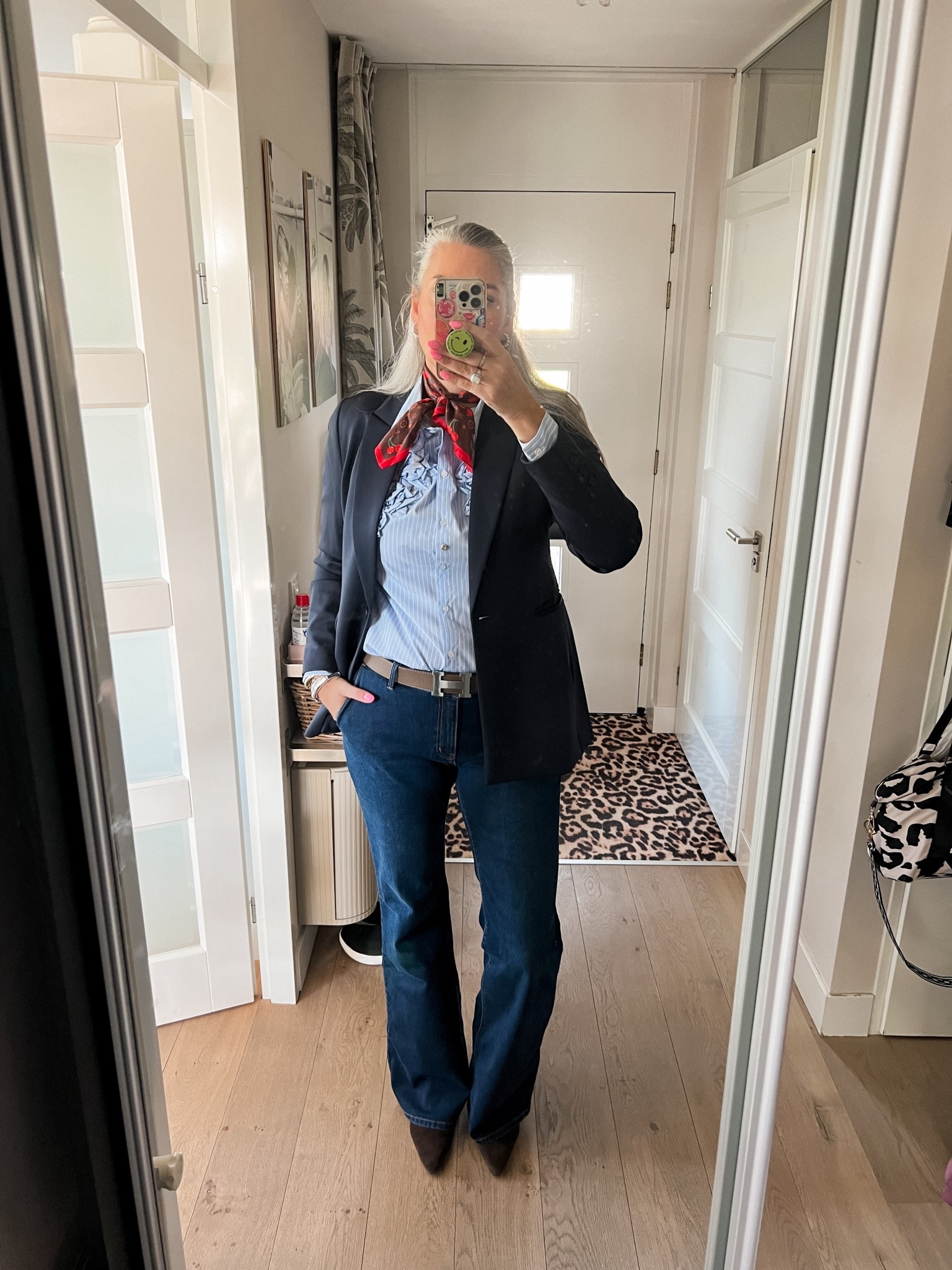 OOTD - Maandag. Eerst een begrafenis bijwonen, vandaar de meer ingetogen look. Navy blauwe blazer van Je m’apelle, de blauwe blouse is van Norah (voorjaar ‘25), de jeans is op maat gemaakt door Sumissura. Bruine suède laarzen. 



#LTKTall #LTKdayinmylife #LTKWorkwear