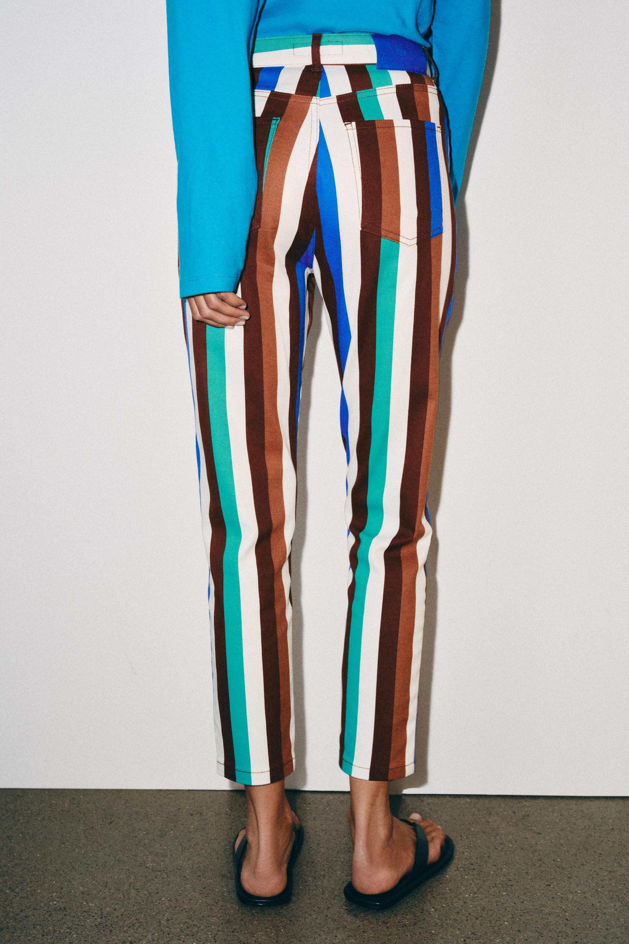High-waist trousers with front pockets and back patch pockets. Zip fly and top button fastening. | Zara UK