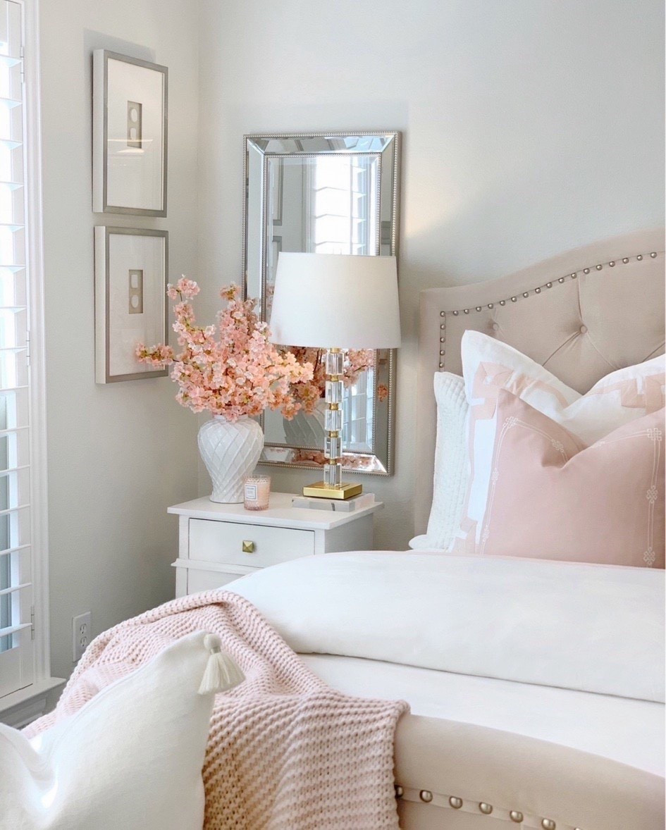 Throwback guest bedroom from many years ago! Just saw that this Greek key bedding is still available in tan and blue! Perfect for a boys room💙