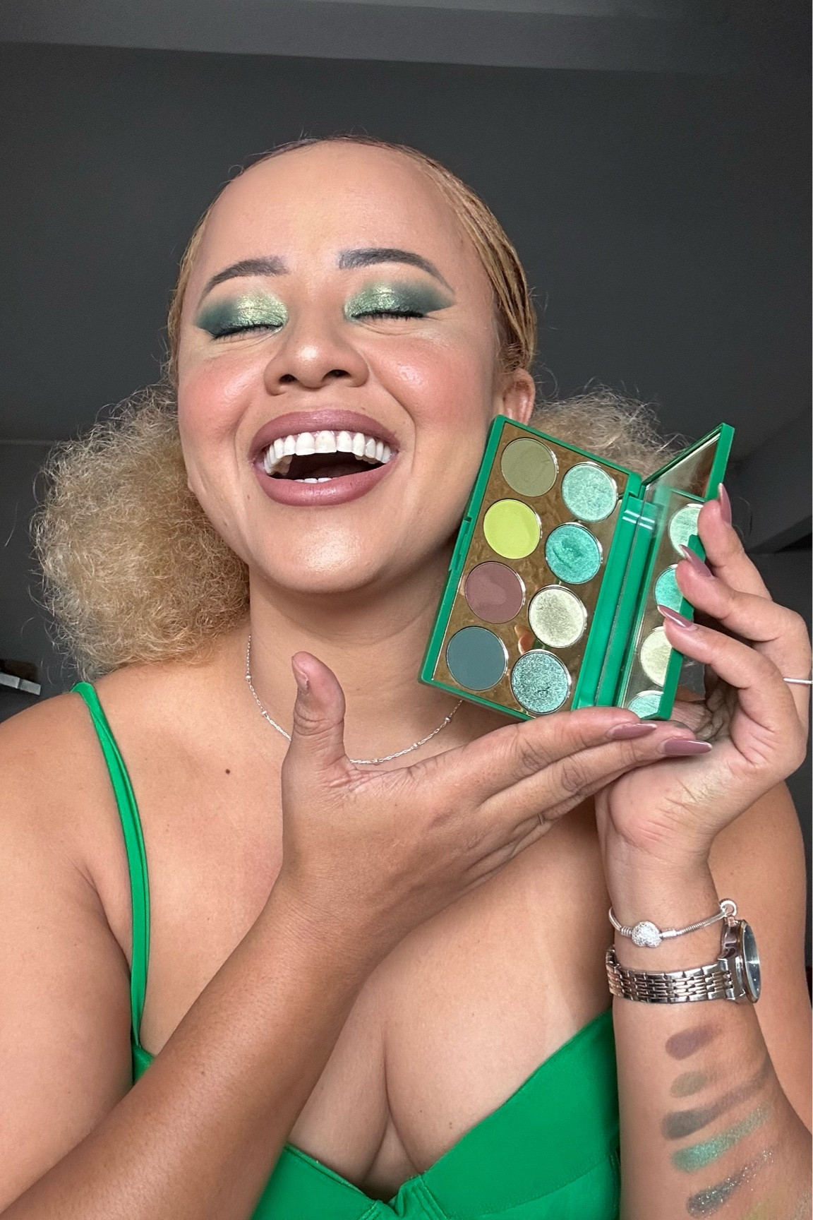 Com 8 cores em tom de verde e 3 efeitos diferentes, é a palette ideal para a criação de infinitos looks.

#LTKbrasil #LTKbeauty #LTKsalealert