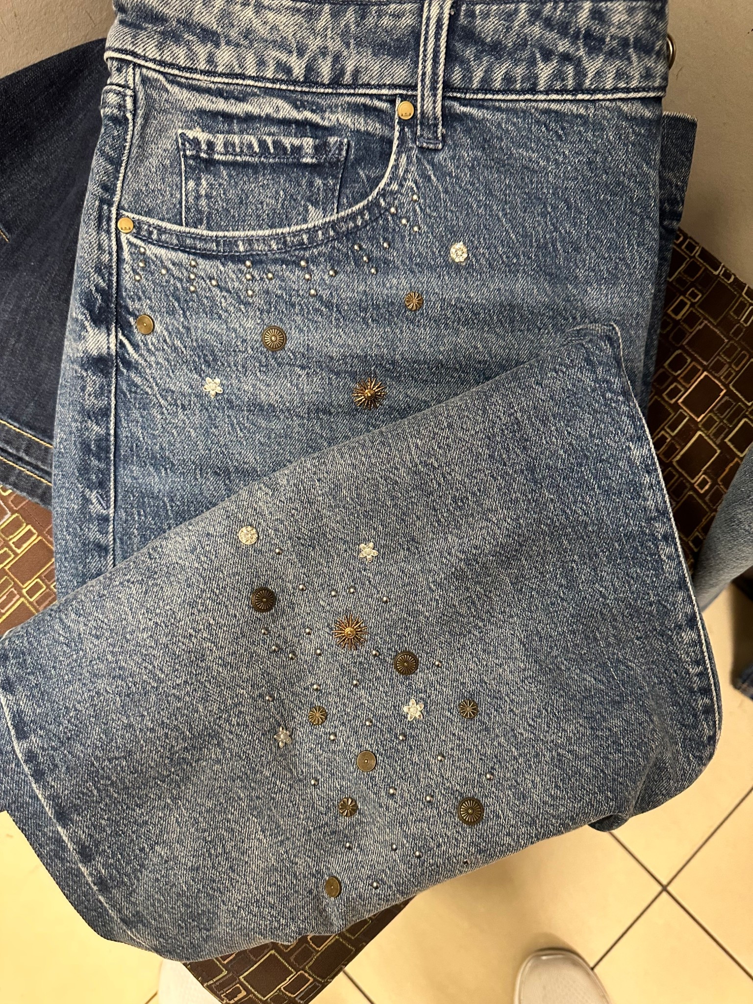 Oh my stars ⭐️ these metal embellished jeans are giving me celestial 🌝 vibes for the fall season  🍁

Available in both regular & plus sizes alike. Would look so cute with a brown or grey sweater. 


#embellishedjeans #embellisheddenim #curvyjeans #plusstyle #cozyandcasual #size16 #size18 #midsizefashion #plussizefashion 

#LTKMidsize #LTKdayinmylife #LTKPlusSize
