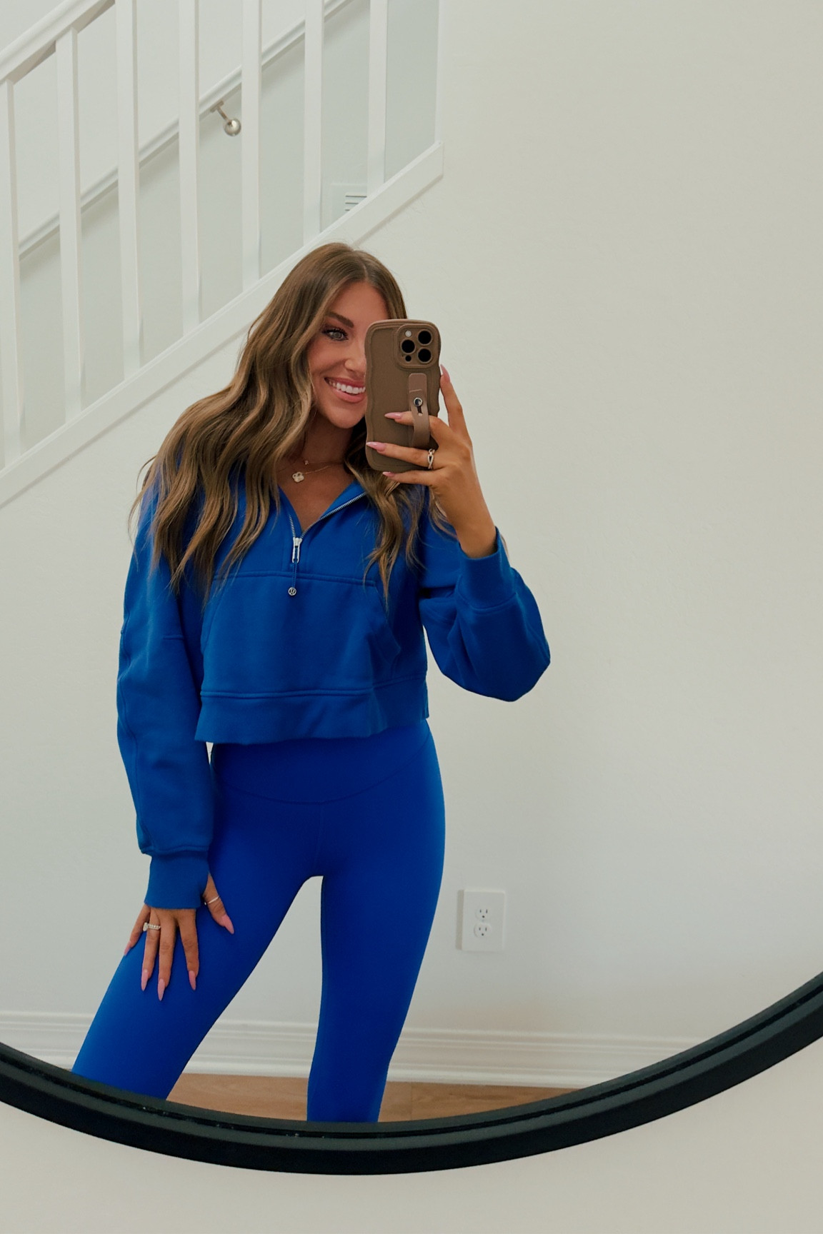 Obsessed with this color!!! Wearing an XS/S in the pullover and size 4 in the leggings!! 