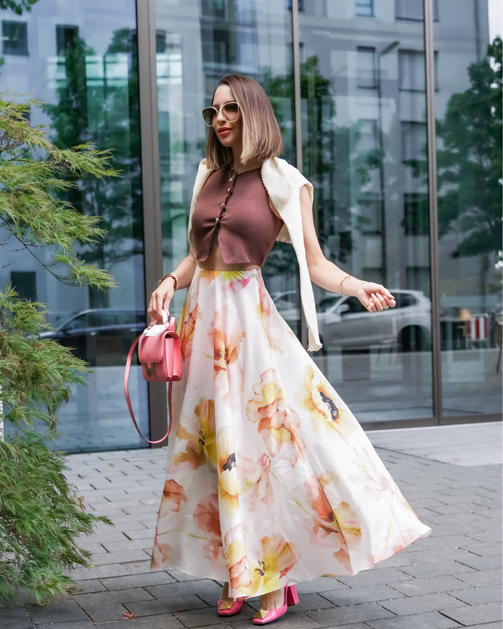 Twirling into the New Week 💃🏻

*Anzeige*
Mit ein paar Eindrücken vom Wochenende geht’s in die neue Woche 🙏🏻 Happy Monday! 



#floralprint #shadesofbrown #brown #hermes #hermesconstance #chiclook #springlook #springoutfit #hermesbag #summerlook #maxiskirt #butteryellow #pink #constance18 #luxury #miniconstance #pictotin18 #hermespicotin



#LTKeurope #LTKsummer #LTKspring