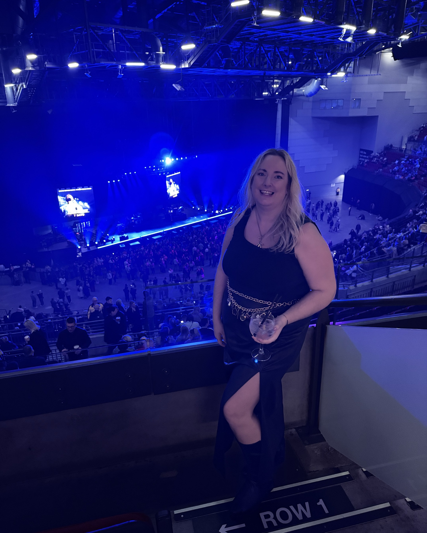 Craig David suite life 😂 struggled to decide on a suitable rnb concert outfit, ended up with this top shop pleather skirt, plain black top, knee boots and a chunky gold chain belt and Chanel chunky necklace. Was a 10/10 fit in the end even if I do say so myself 😂

#LTKuk #LTKcurves #LTKplussize